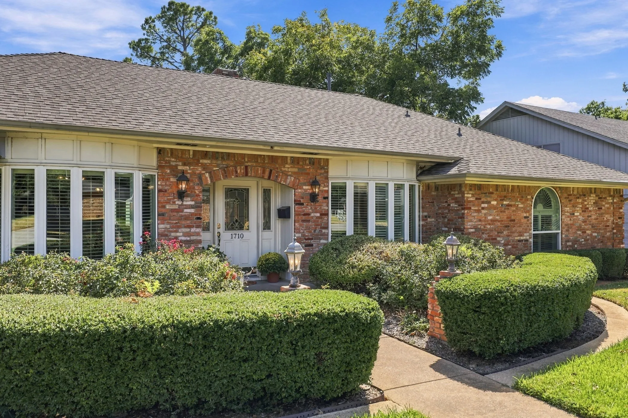 Single Family Residence For Sale in Tarrant County , 1710 Tennyson Drive, Arlington, Texas 76013, 4 Bedroom, 3 Bathroom, 2 Garage spaces, 2,710 Sqft, built in 1972, mls#21381878, Real Estate Agent in Arlington, Homes For Sale in Tarrant county, Homes For Sale in Arlington, Realtor in Arlington Texas, Real Estate Brokerage Independent Realty Texas, Luminita Cordes Realtor