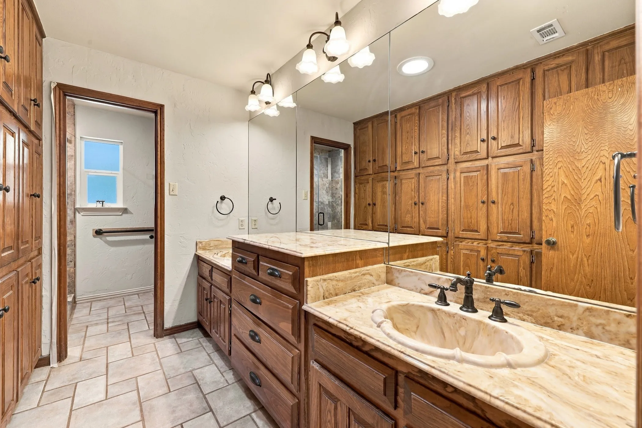 Single Family Residence For Sale in Tarrant County , 1710 Tennyson Drive, Arlington, Texas 76013, 4 Bedroom, 3 Bathroom, 2 Garage spaces, 2,710 Sqft, built in 1972, mls#21381878, Real Estate Agent in Arlington, Homes For Sale in Tarrant county, Homes For Sale in Arlington, Realtor in Arlington Texas, Real Estate Brokerage Independent Realty Texas, Luminita Cordes Realtor