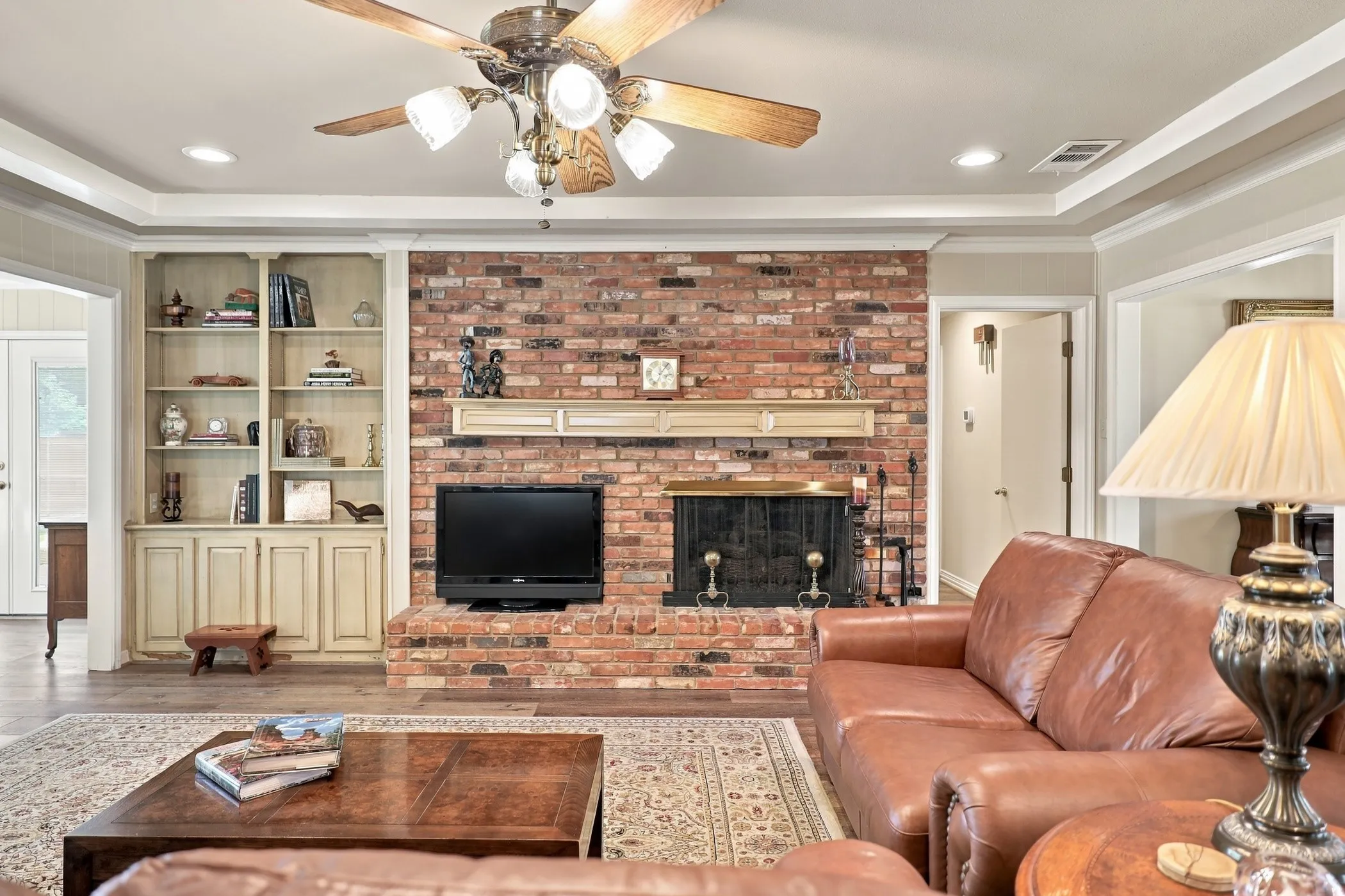 Single Family Residence For Sale in Tarrant County , 1710 Tennyson Drive, Arlington, Texas 76013, 4 Bedroom, 3 Bathroom, 2 Garage spaces, 2,710 Sqft, built in 1972, mls#21381878, Real Estate Agent in Arlington, Homes For Sale in Tarrant county, Homes For Sale in Arlington, Realtor in Arlington Texas, Real Estate Brokerage Independent Realty Texas, Luminita Cordes Realtor