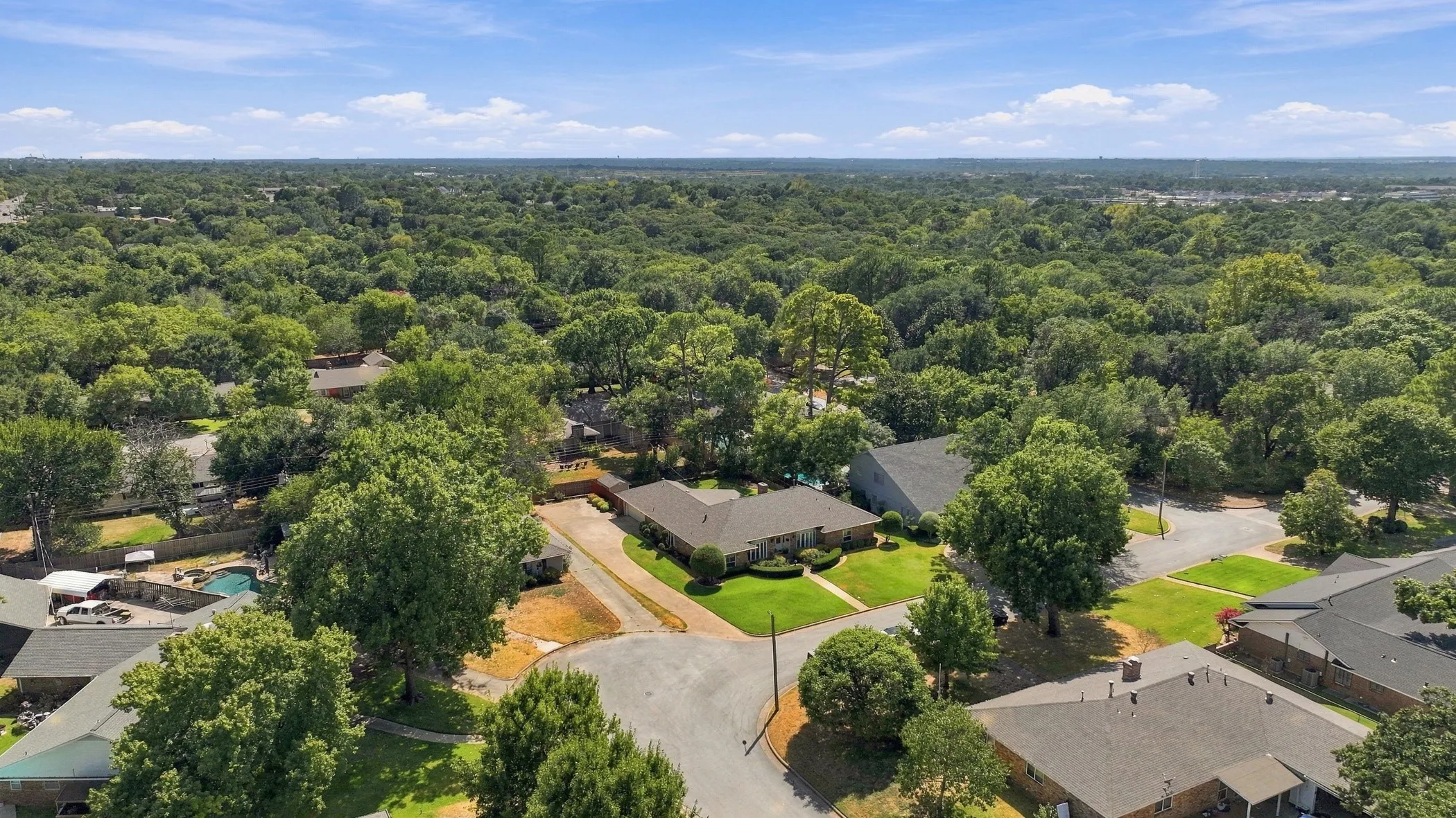 Single Family Residence For Sale in Tarrant County , 1710 Tennyson Drive, Arlington, Texas 76013, 4 Bedroom, 3 Bathroom, 2 Garage spaces, 2,710 Sqft, built in 1972, mls#21381878, Real Estate Agent in Arlington, Homes For Sale in Tarrant county, Homes For Sale in Arlington, Realtor in Arlington Texas, Real Estate Brokerage Independent Realty Texas, Luminita Cordes Realtor