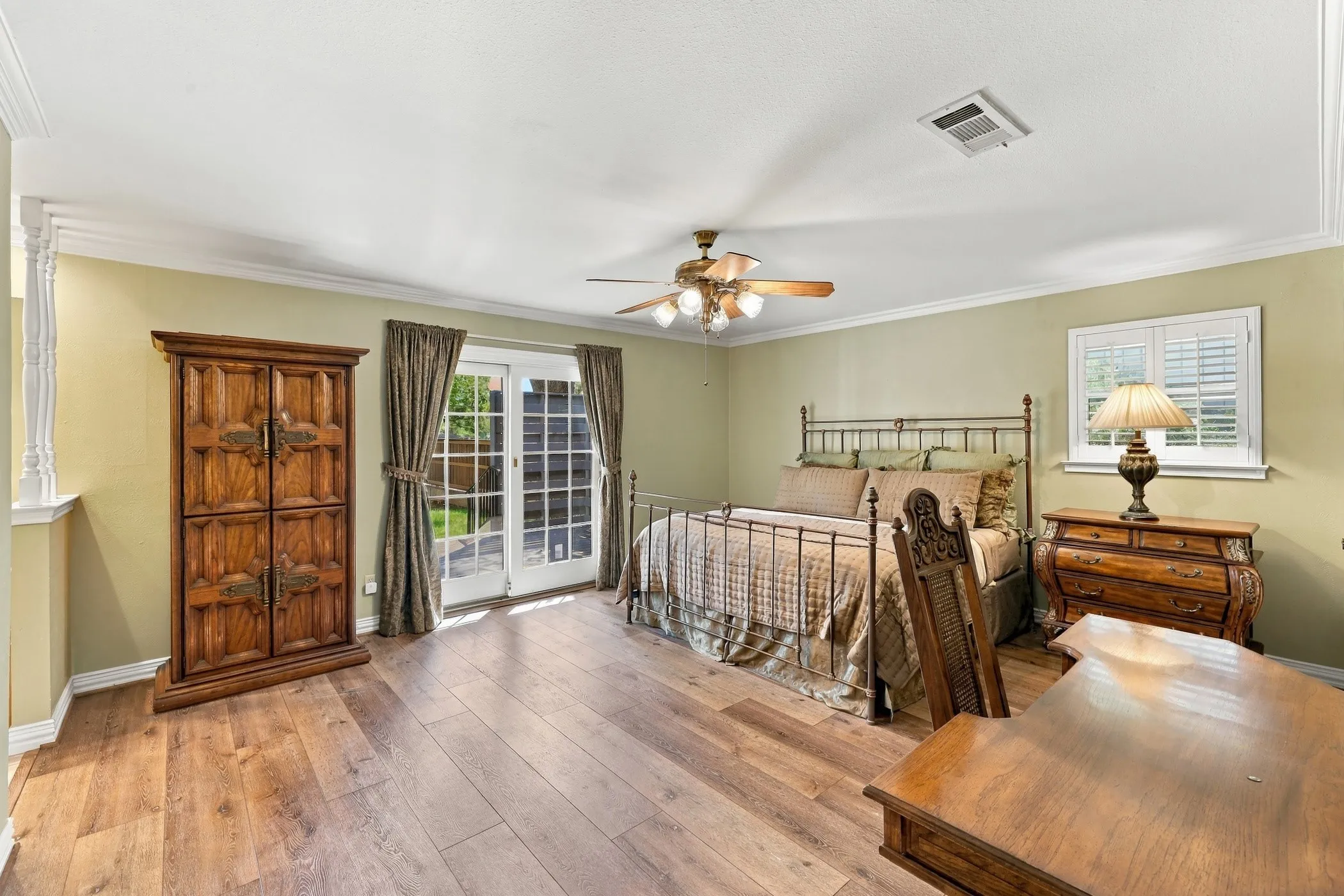 Single Family Residence For Sale in Tarrant County , 1710 Tennyson Drive, Arlington, Texas 76013, 4 Bedroom, 3 Bathroom, 2 Garage spaces, 2,710 Sqft, built in 1972, mls#21381878, Real Estate Agent in Arlington, Homes For Sale in Tarrant county, Homes For Sale in Arlington, Realtor in Arlington Texas, Real Estate Brokerage Independent Realty Texas, Luminita Cordes Realtor