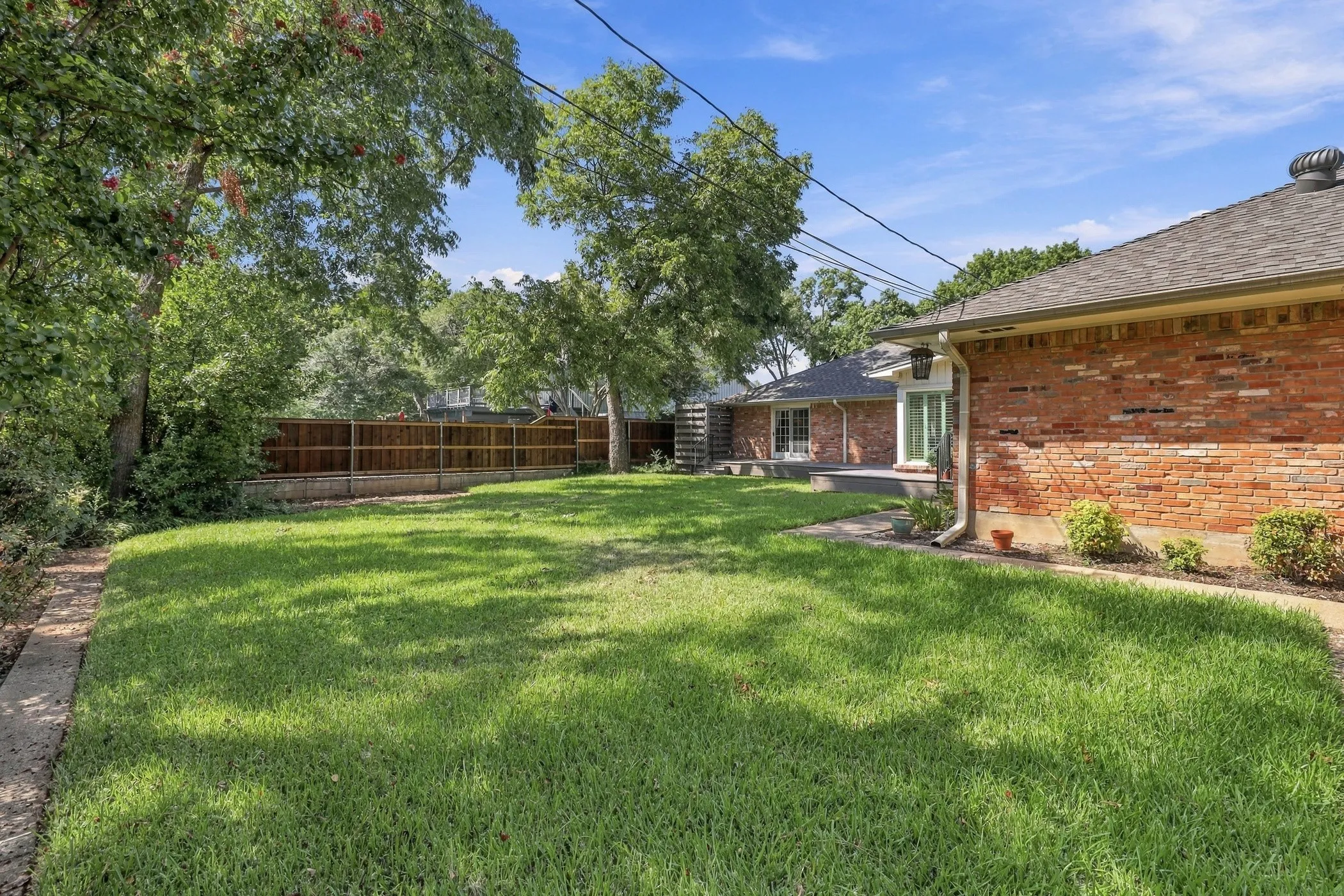 Single Family Residence For Sale in Tarrant County , 1710 Tennyson Drive, Arlington, Texas 76013, 4 Bedroom, 3 Bathroom, 2 Garage spaces, 2,710 Sqft, built in 1972, mls#21381878, Real Estate Agent in Arlington, Homes For Sale in Tarrant county, Homes For Sale in Arlington, Realtor in Arlington Texas, Real Estate Brokerage Independent Realty Texas, Luminita Cordes Realtor