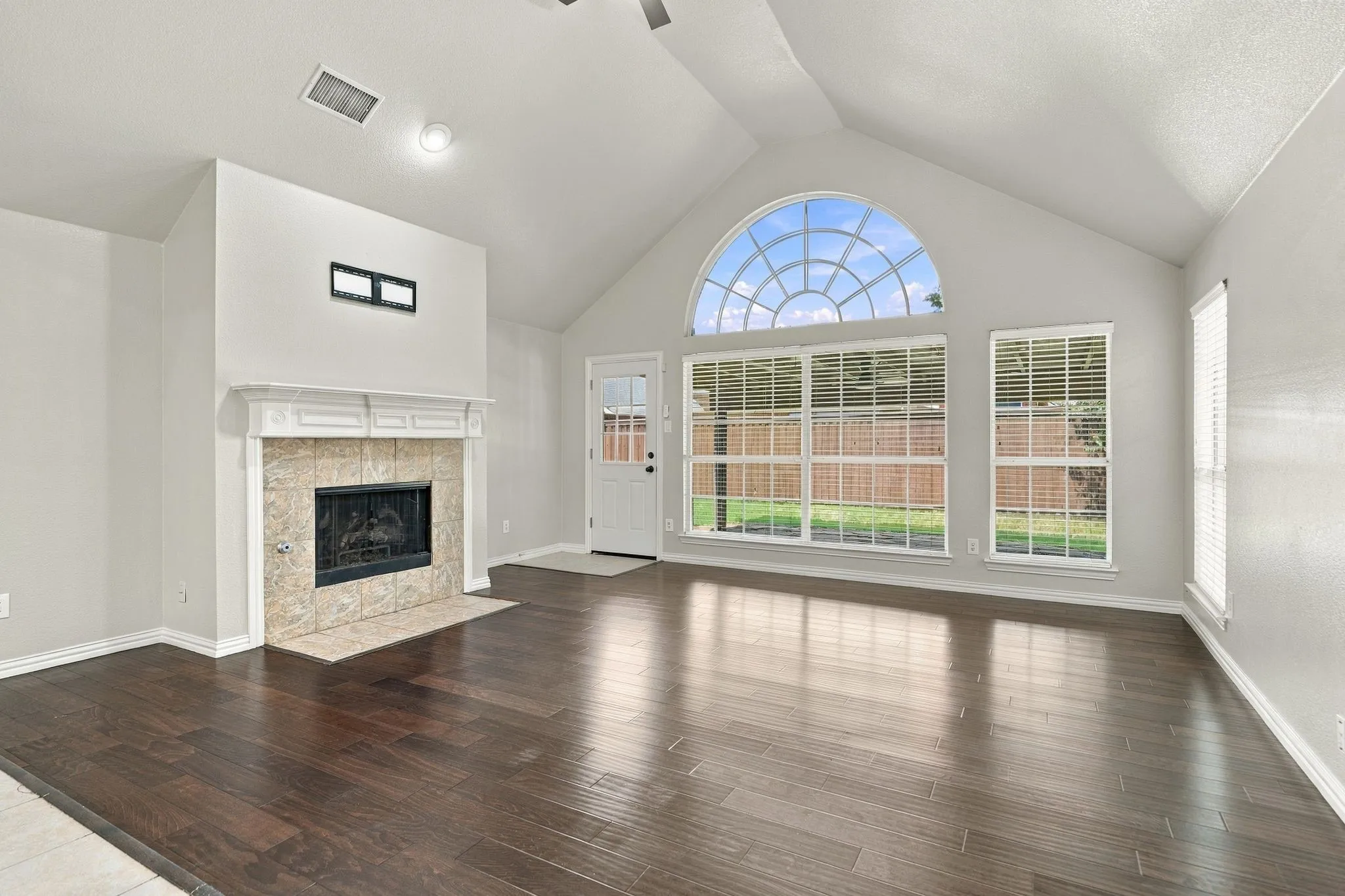 Single Family Residence For Sale in Denton County , 3105 Nighthawk Lane, Little Elm, Texas 75068, 3 Bedroom, 2 Bathroom, 2 Garage spaces, 2,127 Sqft, built in 2003, mls#21384737, Real Estate Agent in Little Elm, Homes For Sale in Denton county, Homes For Sale in Little Elm, Realtor in Little Elm Texas, Real Estate Brokerage Independent Realty Texas, Luminita Cordes Realtor