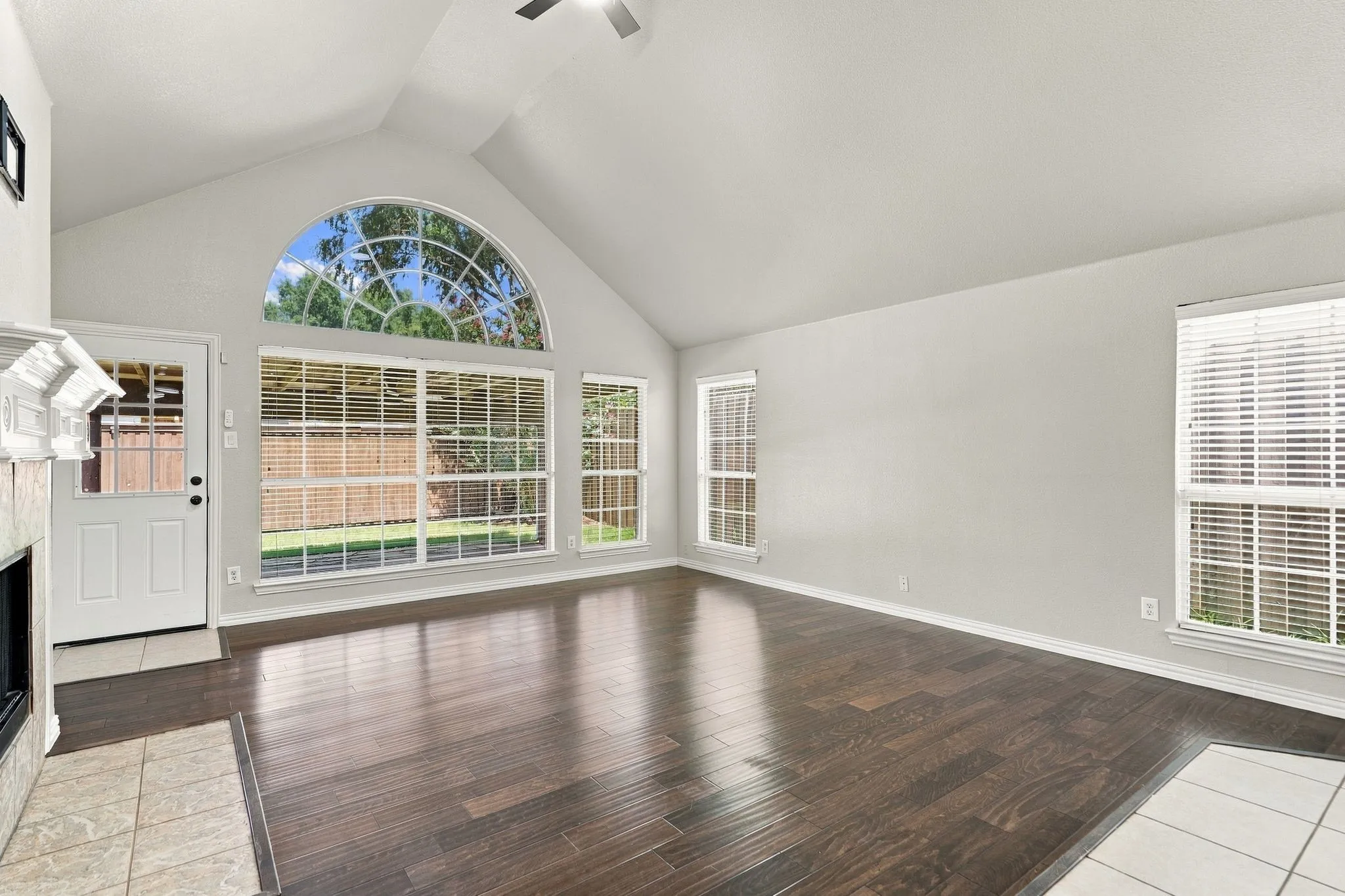Single Family Residence For Sale in Denton County , 3105 Nighthawk Lane, Little Elm, Texas 75068, 3 Bedroom, 2 Bathroom, 2 Garage spaces, 2,127 Sqft, built in 2003, mls#21384737, Real Estate Agent in Little Elm, Homes For Sale in Denton county, Homes For Sale in Little Elm, Realtor in Little Elm Texas, Real Estate Brokerage Independent Realty Texas, Luminita Cordes Realtor