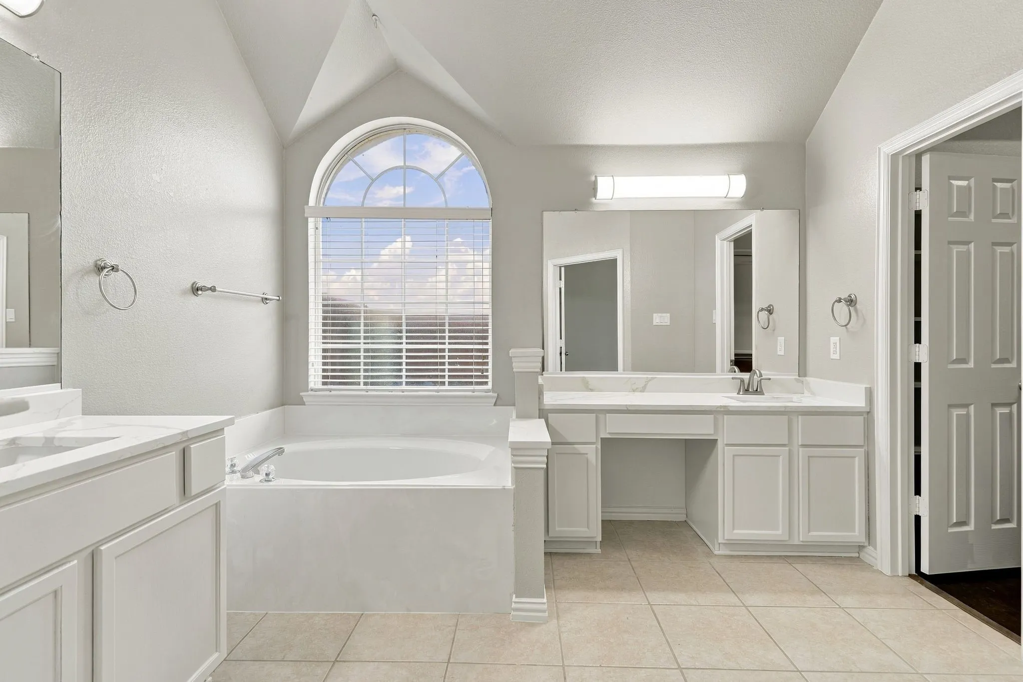 Single Family Residence For Sale in Denton County , 3105 Nighthawk Lane, Little Elm, Texas 75068, 3 Bedroom, 2 Bathroom, 2 Garage spaces, 2,127 Sqft, built in 2003, mls#21384737, Real Estate Agent in Little Elm, Homes For Sale in Denton county, Homes For Sale in Little Elm, Realtor in Little Elm Texas, Real Estate Brokerage Independent Realty Texas, Luminita Cordes Realtor