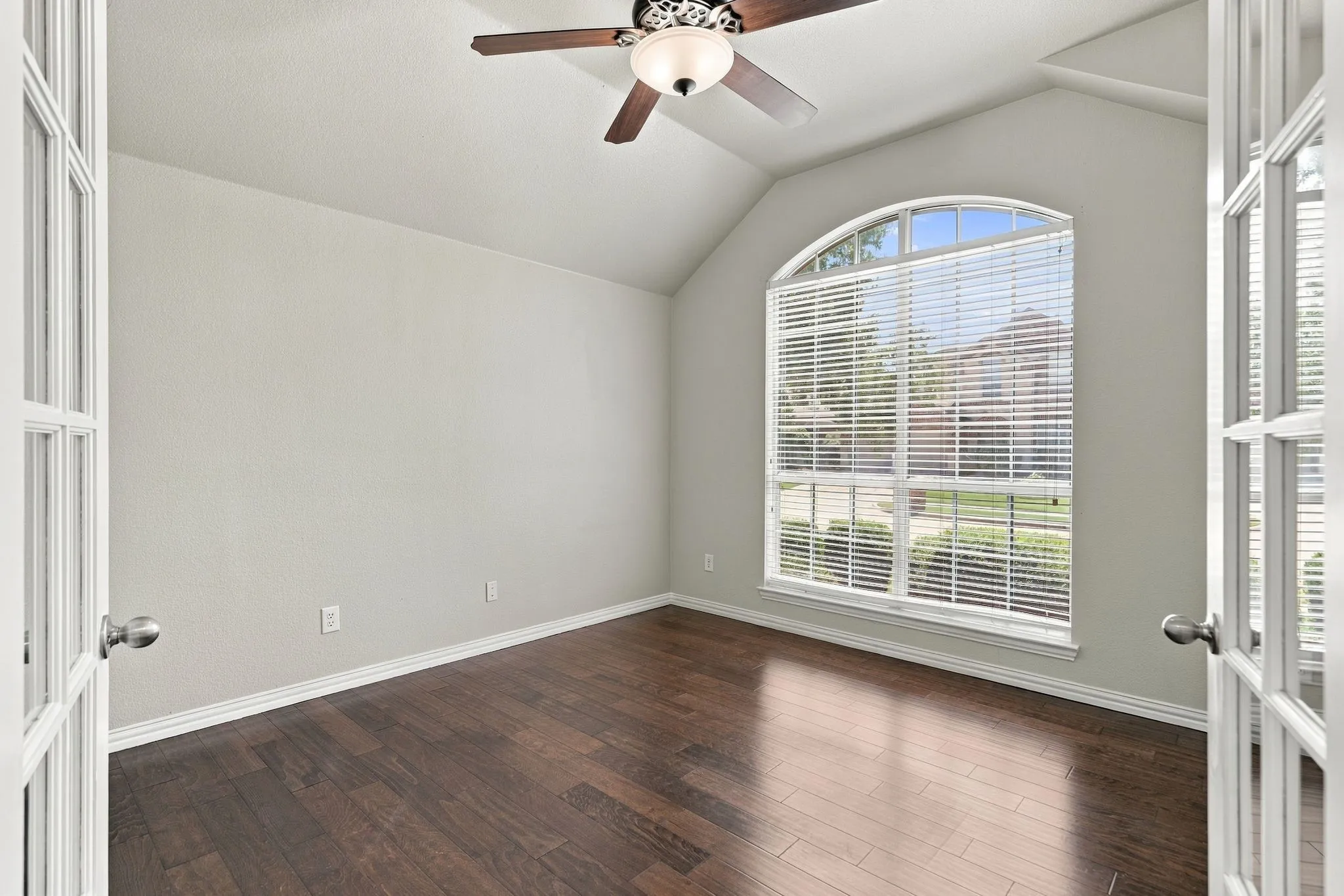 Single Family Residence For Sale in Denton County , 3105 Nighthawk Lane, Little Elm, Texas 75068, 3 Bedroom, 2 Bathroom, 2 Garage spaces, 2,127 Sqft, built in 2003, mls#21384737, Real Estate Agent in Little Elm, Homes For Sale in Denton county, Homes For Sale in Little Elm, Realtor in Little Elm Texas, Real Estate Brokerage Independent Realty Texas, Luminita Cordes Realtor