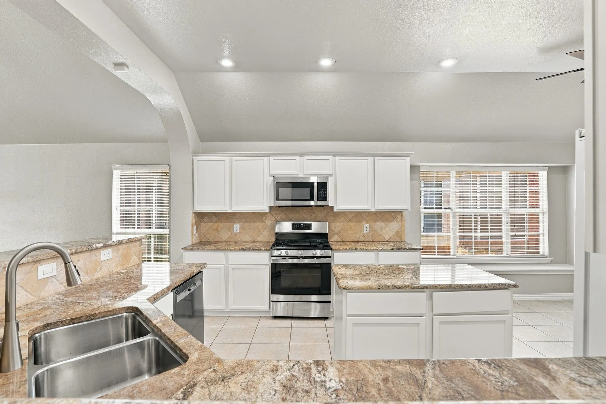 Single Family Residence For Sale in Denton County , 3105 Nighthawk Lane, Little Elm, Texas 75068, 3 Bedroom, 2 Bathroom, 2 Garage spaces, 2,127 Sqft, built in 2003, mls#21384737, Real Estate Agent in Little Elm, Homes For Sale in Denton county, Homes For Sale in Little Elm, Realtor in Little Elm Texas, Real Estate Brokerage Independent Realty Texas, Luminita Cordes Realtor