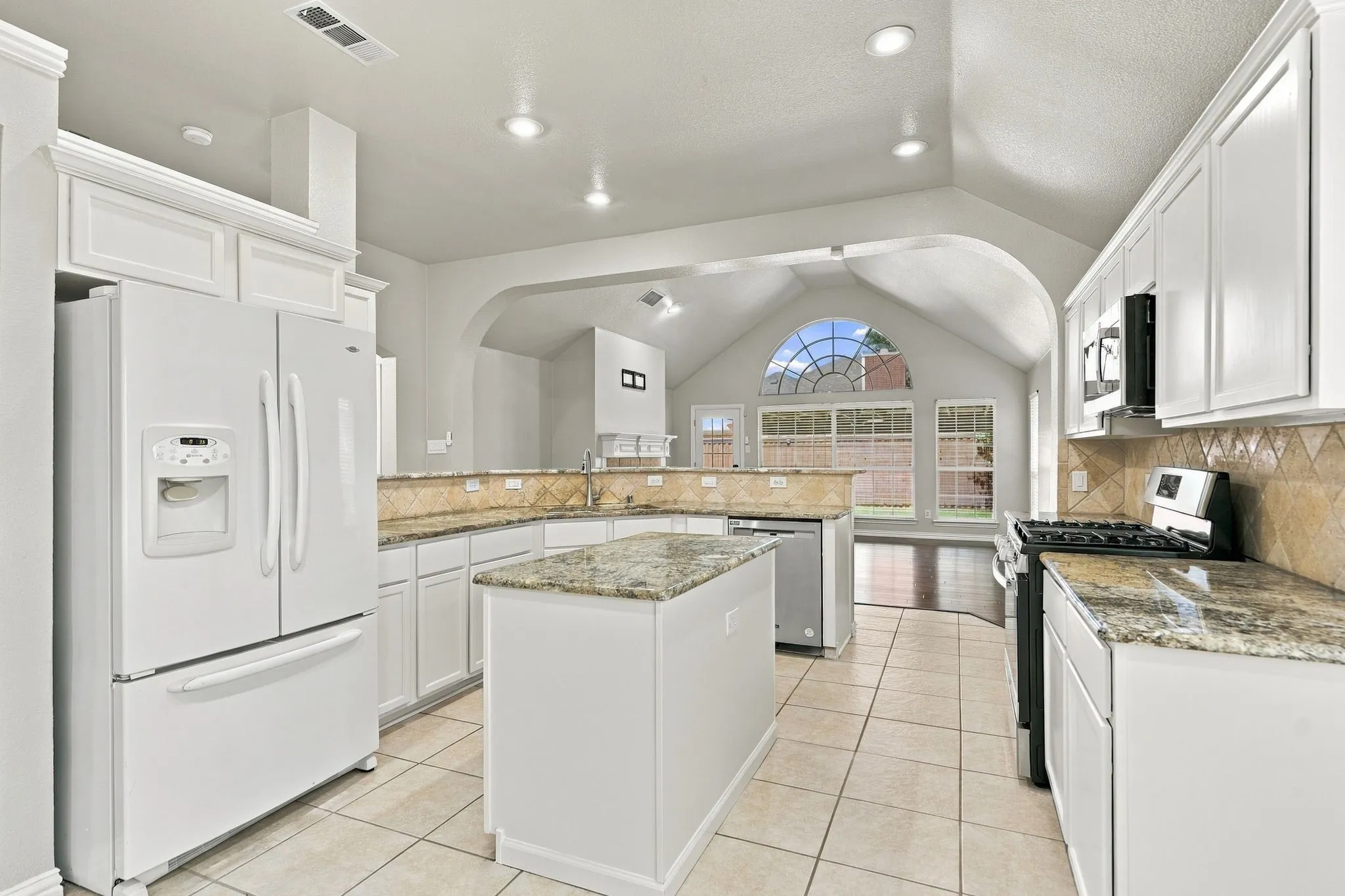 Single Family Residence For Sale in Denton County , 3105 Nighthawk Lane, Little Elm, Texas 75068, 3 Bedroom, 2 Bathroom, 2 Garage spaces, 2,127 Sqft, built in 2003, mls#21384737, Real Estate Agent in Little Elm, Homes For Sale in Denton county, Homes For Sale in Little Elm, Realtor in Little Elm Texas, Real Estate Brokerage Independent Realty Texas, Luminita Cordes Realtor