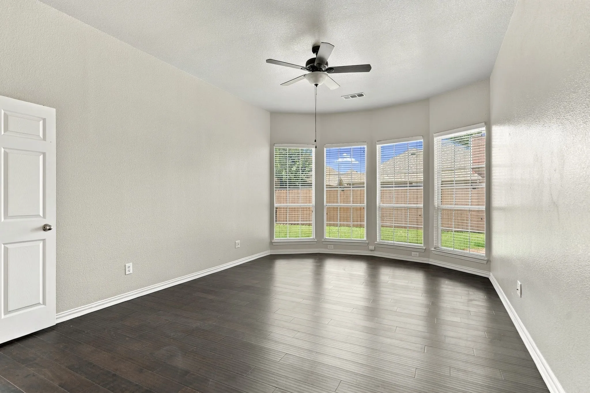 Single Family Residence For Sale in Denton County , 3105 Nighthawk Lane, Little Elm, Texas 75068, 3 Bedroom, 2 Bathroom, 2 Garage spaces, 2,127 Sqft, built in 2003, mls#21384737, Real Estate Agent in Little Elm, Homes For Sale in Denton county, Homes For Sale in Little Elm, Realtor in Little Elm Texas, Real Estate Brokerage Independent Realty Texas, Luminita Cordes Realtor