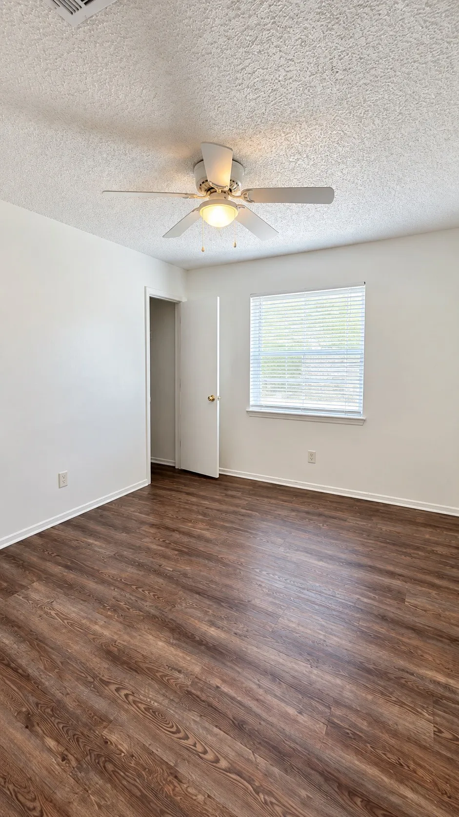Single Family Residence For Rent in Tarrant County , 6432 Grasshopper Drive, Watauga, Texas 76148, 3 Bedroom, 2 Bathroom, 2 Garage spaces, 1,250 Sqft, built in 1982, mls#21386685, Real Estate Agent in Watauga, Homes For Rent in Tarrant county, Homes For Rent in Watauga, Realtor in Watauga Texas, Real Estate Brokerage Independent Realty Texas, Luminita Cordes Realtor
