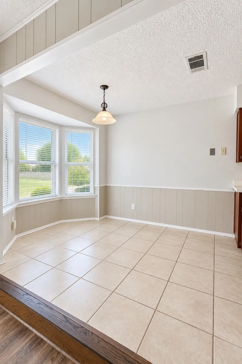 Single Family Residence For Rent in Tarrant County , 6432 Grasshopper Drive, Watauga, Texas 76148, 3 Bedroom, 2 Bathroom, 2 Garage spaces, 1,250 Sqft, built in 1982, mls#21386685, Real Estate Agent in Watauga, Homes For Rent in Tarrant county, Homes For Rent in Watauga, Realtor in Watauga Texas, Real Estate Brokerage Independent Realty Texas, Luminita Cordes Realtor