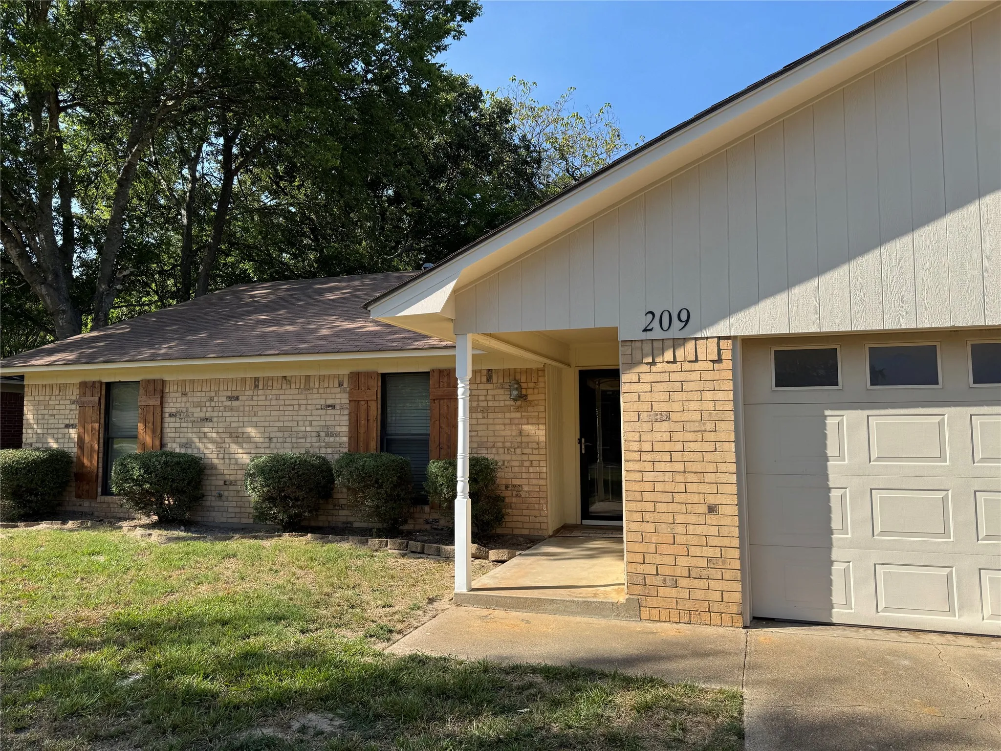 Single Family Residence For Rent in Henderson County , 209 Magnolia Lane, Chandler, Texas 75758, 3 Bedroom, 2 Bathroom, 2 Garage spaces, 1,795 Sqft, built in 1970, mls#21386548, Real Estate Agent in Chandler, Homes For Rent in Henderson county, Homes For Rent in Chandler, Realtor in Chandler Texas, Real Estate Brokerage Independent Realty Texas, Luminita Cordes Realtor