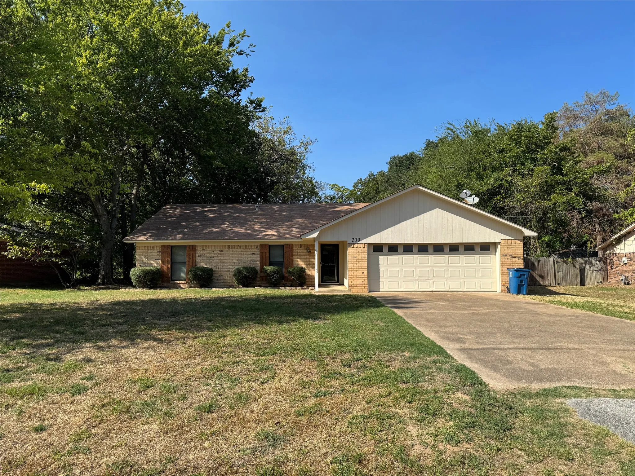 Single Family Residence For Rent in Henderson County , 209 Magnolia Lane, Chandler, Texas 75758, 3 Bedroom, 2 Bathroom, 2 Garage spaces, 1,795 Sqft, built in 1970, mls#21386548, Real Estate Agent in Chandler, Homes For Rent in Henderson county, Homes For Rent in Chandler, Realtor in Chandler Texas, Real Estate Brokerage Independent Realty Texas, Luminita Cordes Realtor