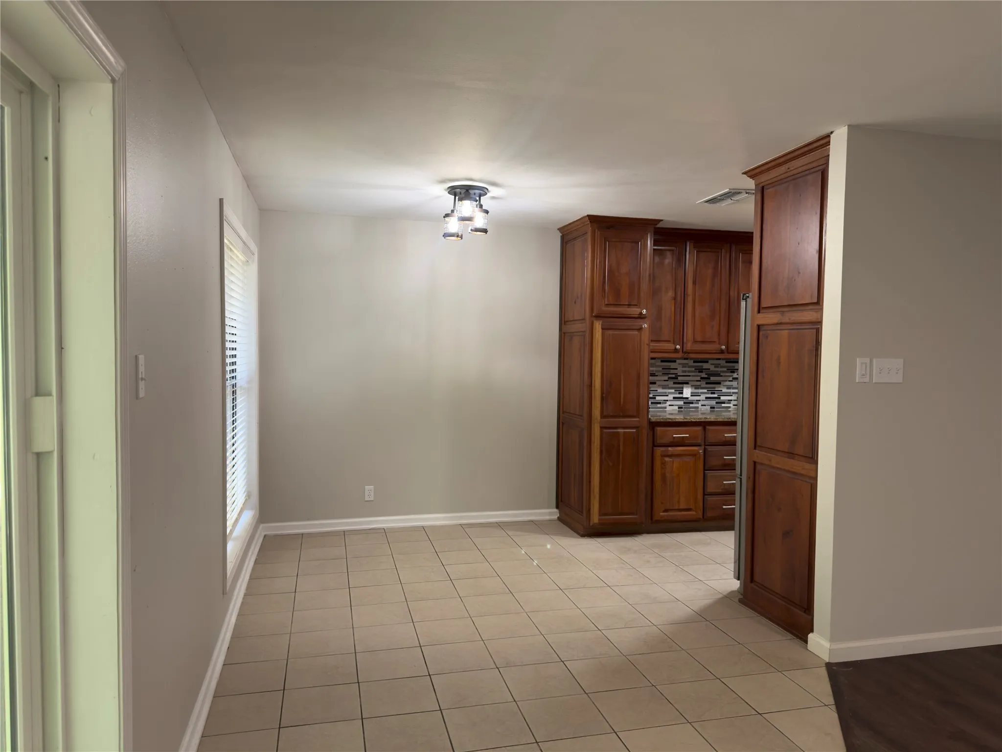 Single Family Residence For Rent in Henderson County , 209 Magnolia Lane, Chandler, Texas 75758, 3 Bedroom, 2 Bathroom, 2 Garage spaces, 1,795 Sqft, built in 1970, mls#21386548, Real Estate Agent in Chandler, Homes For Rent in Henderson county, Homes For Rent in Chandler, Realtor in Chandler Texas, Real Estate Brokerage Independent Realty Texas, Luminita Cordes Realtor