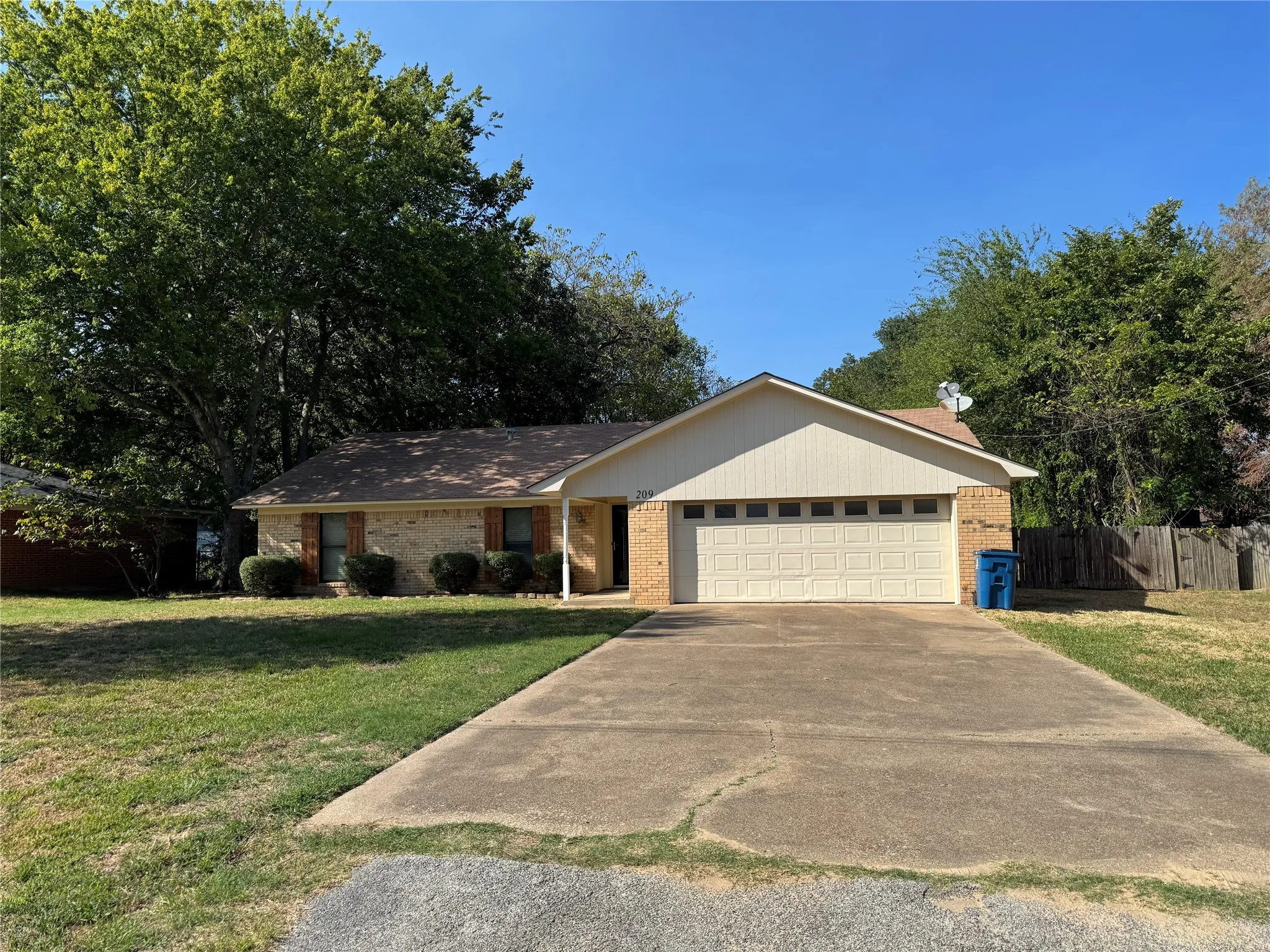 Single Family Residence For Rent in Henderson County , 209 Magnolia Lane, Chandler, Texas 75758, 3 Bedroom, 2 Bathroom, 2 Garage spaces, 1,795 Sqft, built in 1970, mls#21386548, Real Estate Agent in Chandler, Homes For Rent in Henderson county, Homes For Rent in Chandler, Realtor in Chandler Texas, Real Estate Brokerage Independent Realty Texas, Luminita Cordes Realtor