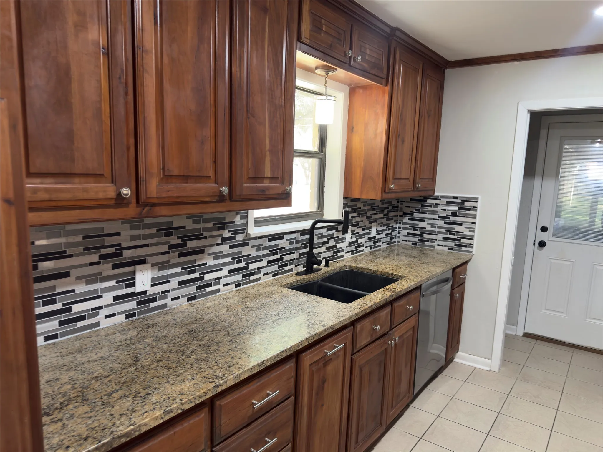 Single Family Residence For Rent in Henderson County , 209 Magnolia Lane, Chandler, Texas 75758, 3 Bedroom, 2 Bathroom, 2 Garage spaces, 1,795 Sqft, built in 1970, mls#21386548, Real Estate Agent in Chandler, Homes For Rent in Henderson county, Homes For Rent in Chandler, Realtor in Chandler Texas, Real Estate Brokerage Independent Realty Texas, Luminita Cordes Realtor