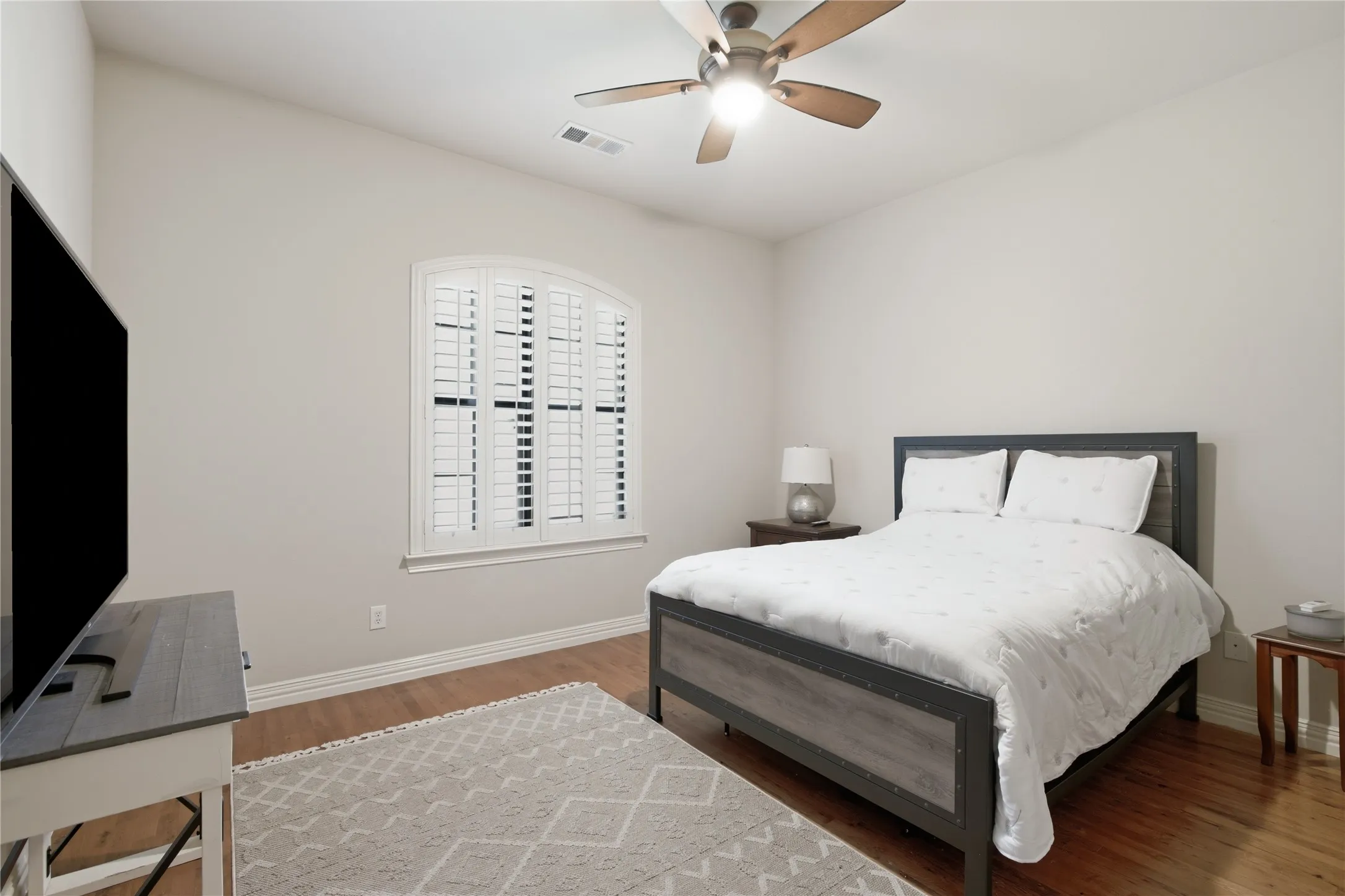 Single Family Residence For Sale in Denton County , 2050 E Oak Shores Drive, Cross Roads, Texas 76227, 5 Bedroom, 3 Bathroom, 3 Garage spaces, 4,505 Sqft, built in 2007, mls#21387682, Real Estate Agent in Cross Roads, Homes For Sale in Denton county, Homes For Sale in Cross Roads, Realtor in Cross Roads Texas, Real Estate Brokerage Independent Realty Texas, Luminita Cordes Realtor