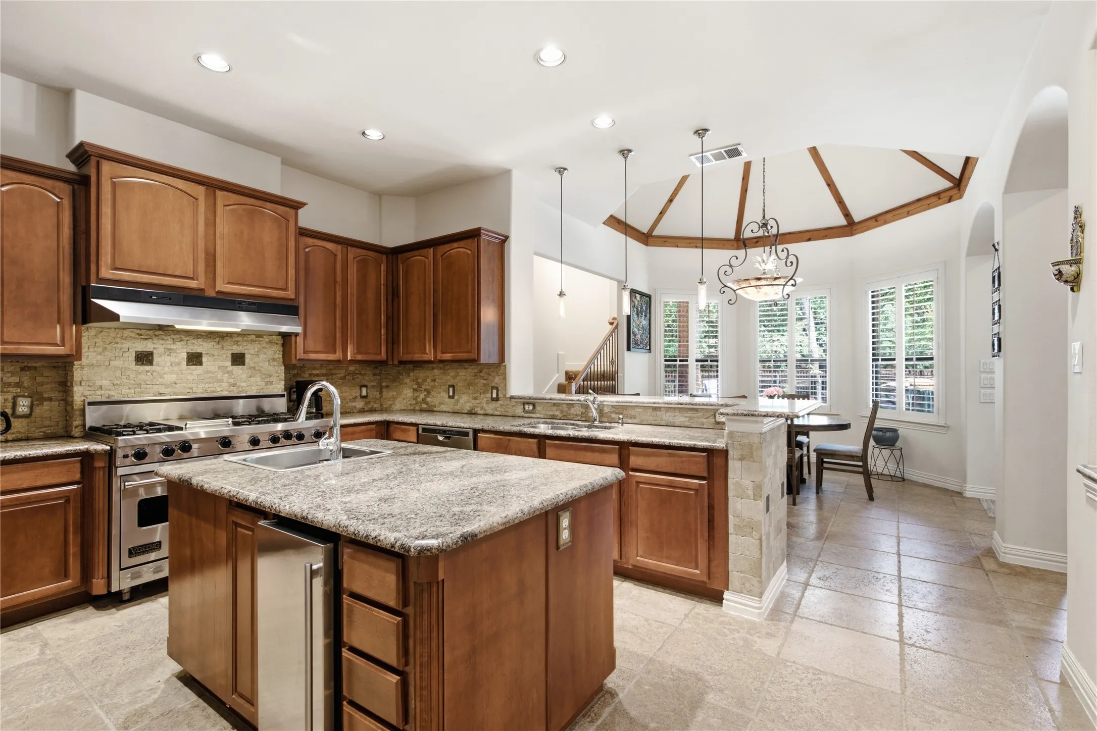 Single Family Residence For Sale in Denton County , 2050 E Oak Shores Drive, Cross Roads, Texas 76227, 5 Bedroom, 3 Bathroom, 3 Garage spaces, 4,505 Sqft, built in 2007, mls#21387682, Real Estate Agent in Cross Roads, Homes For Sale in Denton county, Homes For Sale in Cross Roads, Realtor in Cross Roads Texas, Real Estate Brokerage Independent Realty Texas, Luminita Cordes Realtor