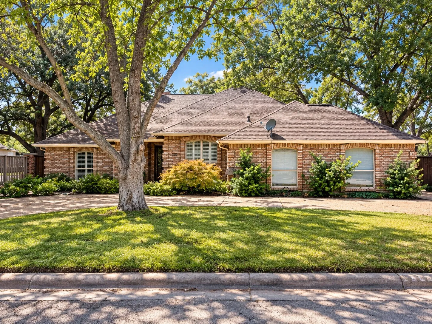 Single Family Residence For Sale in Tarrant County , 7056 Allen Place Drive, Fort Worth, Texas 76116, 3 Bedroom, 2 Bathroom, 2 Garage spaces, 2,147 Sqft, built in 1986, mls#21387190, Real Estate Agent in Fort Worth, Homes For Sale in Tarrant county, Homes For Sale in Fort Worth, Realtor in Fort Worth Texas, Real Estate Brokerage Independent Realty Texas, Luminita Cordes Realtor