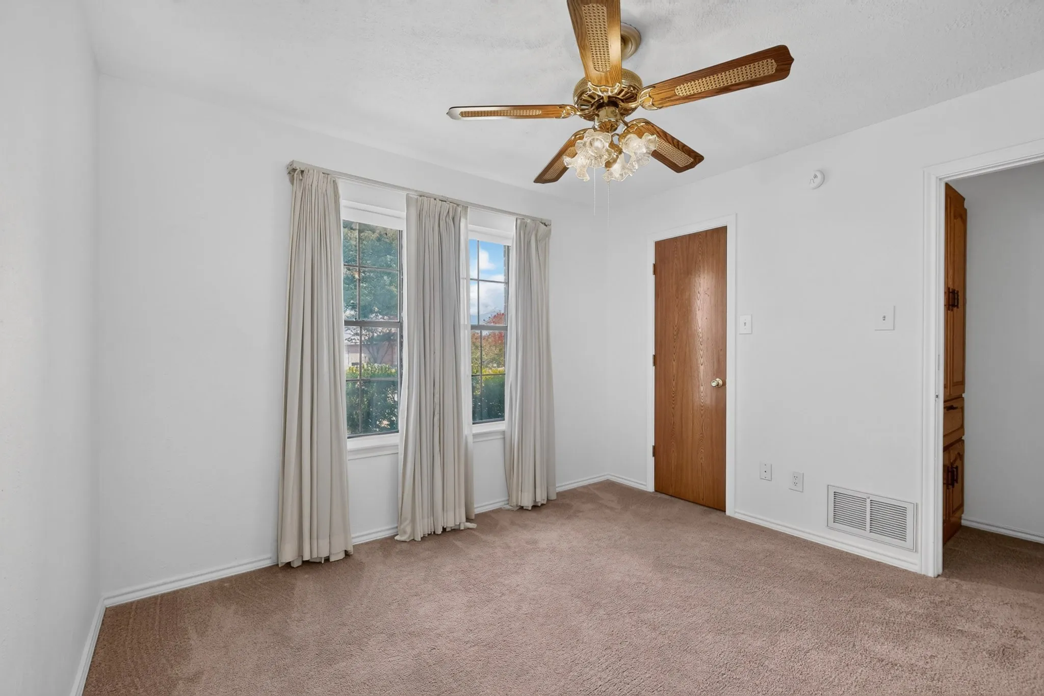 Single Family Residence For Sale in Collin County , 303 Stoneybrook Drive, Wylie, Texas 75098, 3 Bedroom, 2 Bathroom, 2 Garage spaces, 1,777 Sqft, built in 1983, mls#21351955, Real Estate Agent in Wylie, Homes For Sale in Collin county, Homes For Sale in Wylie, Realtor in Wylie Texas, Real Estate Brokerage Independent Realty Texas, Luminita Cordes Realtor