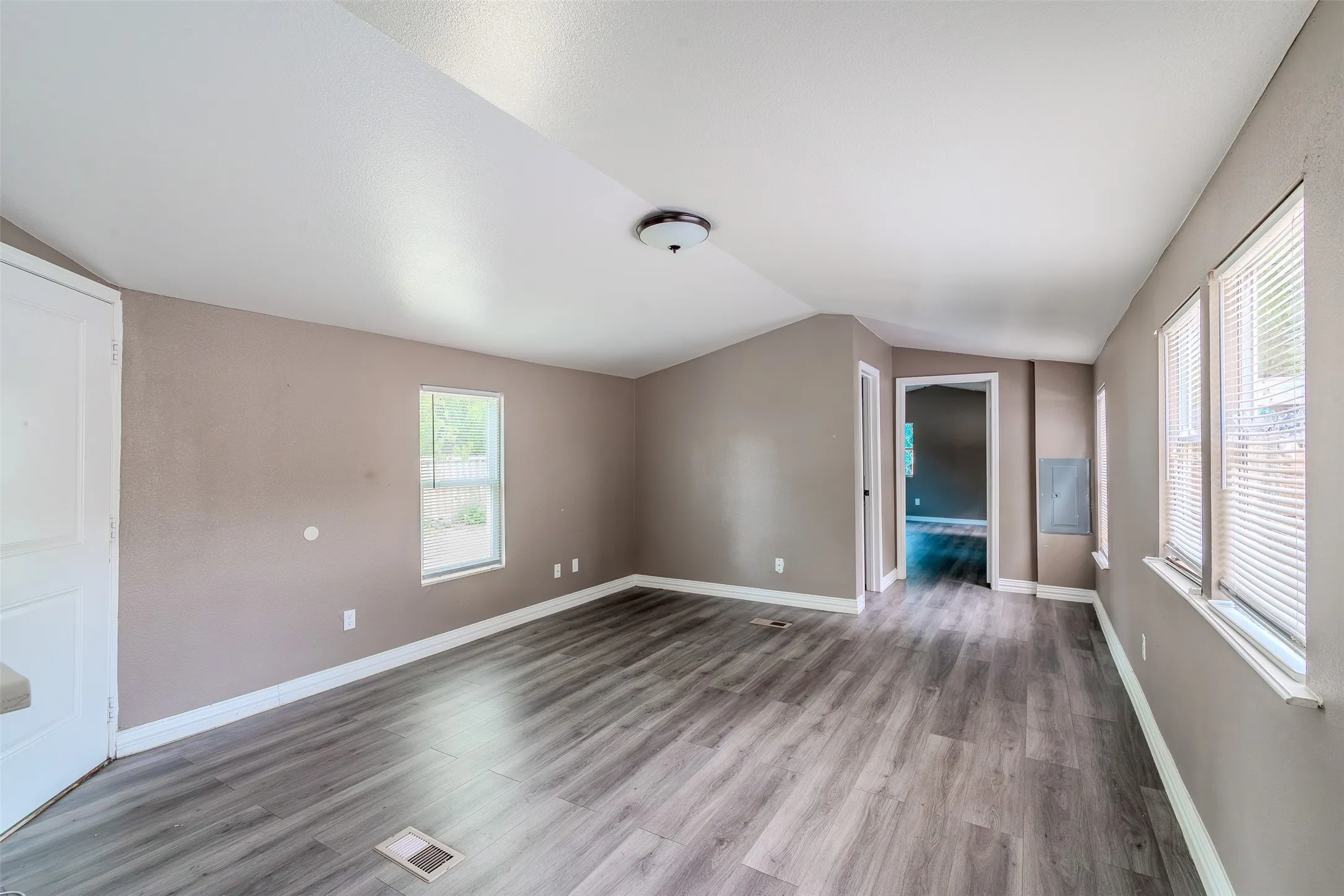 Mobile Home For Rent in Collin County , 5641 Kimber Lane, Frisco, Texas 75034, 2 Bedroom, 1 Bathroom, Garage spaces, 924 Sqft, built in 1980, mls#21387495, Real Estate Agent in Frisco, Homes For Rent in Collin county, Homes For Rent in Frisco, Realtor in Frisco Texas, Real Estate Brokerage Independent Realty Texas, Luminita Cordes Realtor