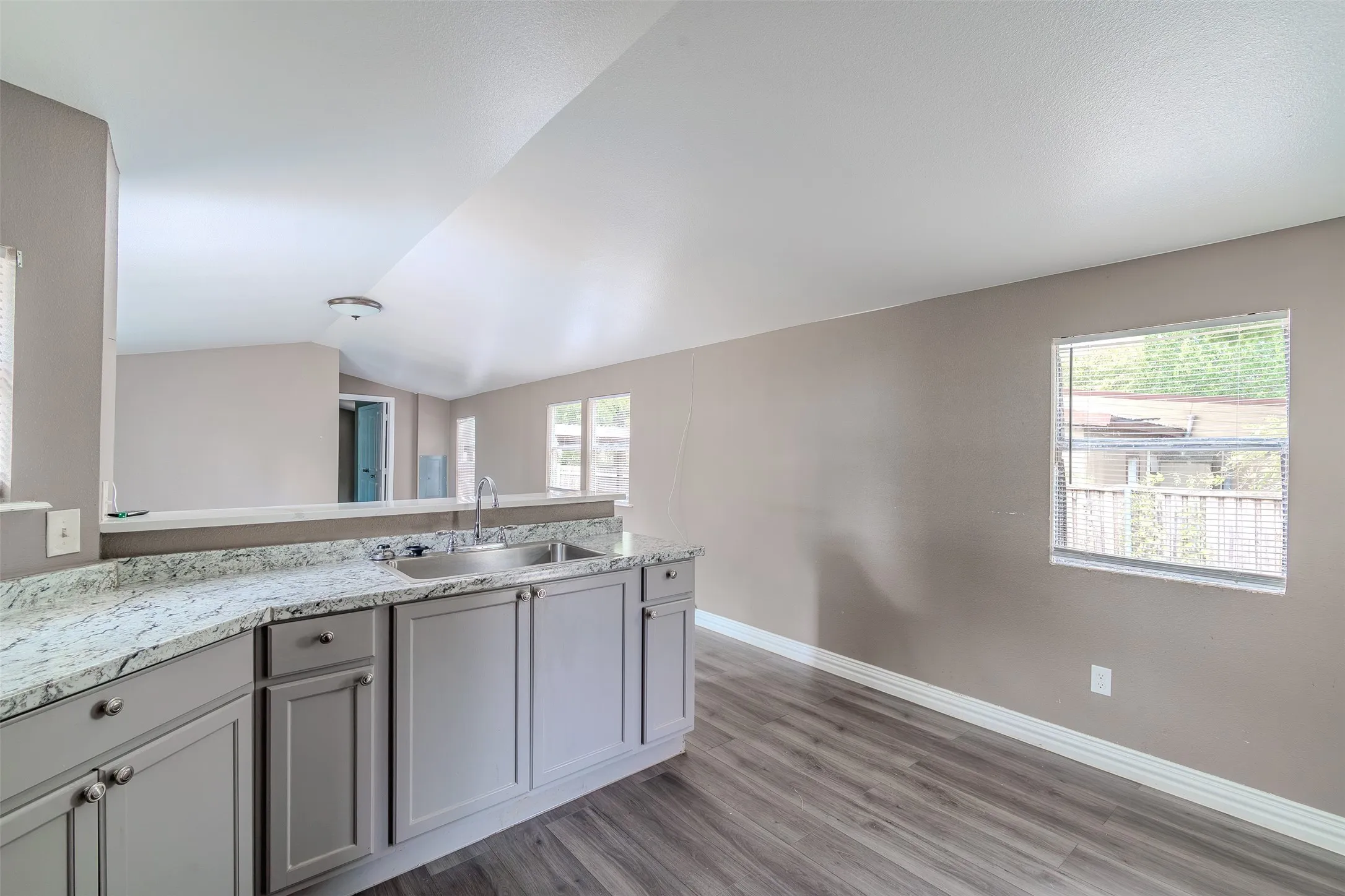 Mobile Home For Rent in Collin County , 5641 Kimber Lane, Frisco, Texas 75034, 2 Bedroom, 1 Bathroom, Garage spaces, 924 Sqft, built in 1980, mls#21387495, Real Estate Agent in Frisco, Homes For Rent in Collin county, Homes For Rent in Frisco, Realtor in Frisco Texas, Real Estate Brokerage Independent Realty Texas, Luminita Cordes Realtor