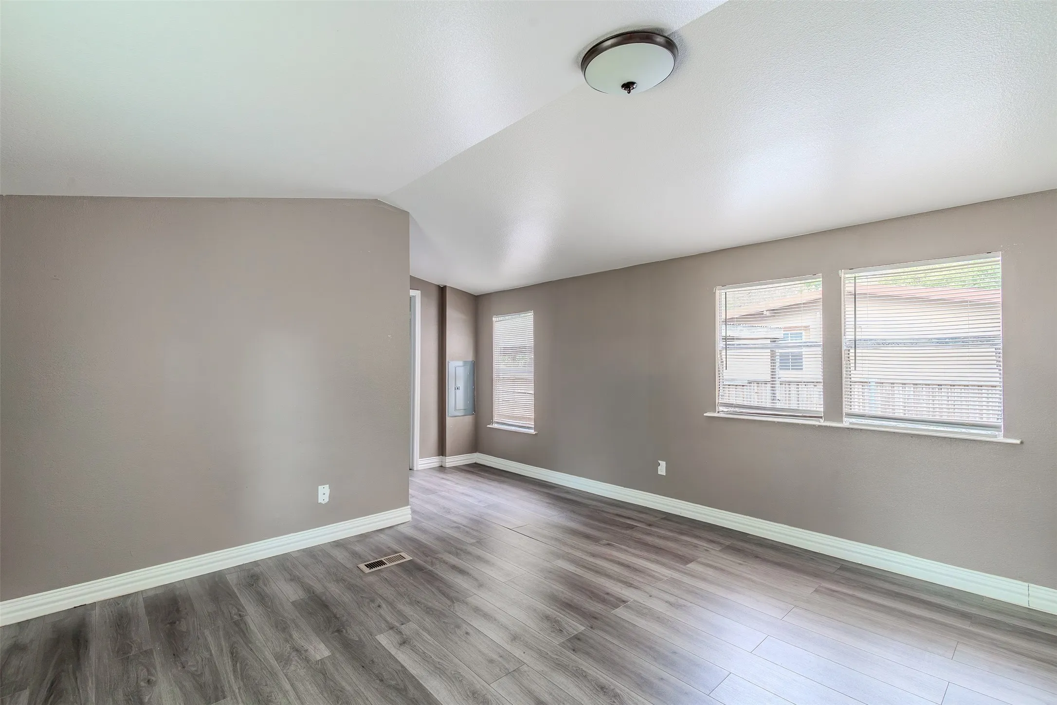 Mobile Home For Rent in Collin County , 5641 Kimber Lane, Frisco, Texas 75034, 2 Bedroom, 1 Bathroom, Garage spaces, 924 Sqft, built in 1980, mls#21387495, Real Estate Agent in Frisco, Homes For Rent in Collin county, Homes For Rent in Frisco, Realtor in Frisco Texas, Real Estate Brokerage Independent Realty Texas, Luminita Cordes Realtor