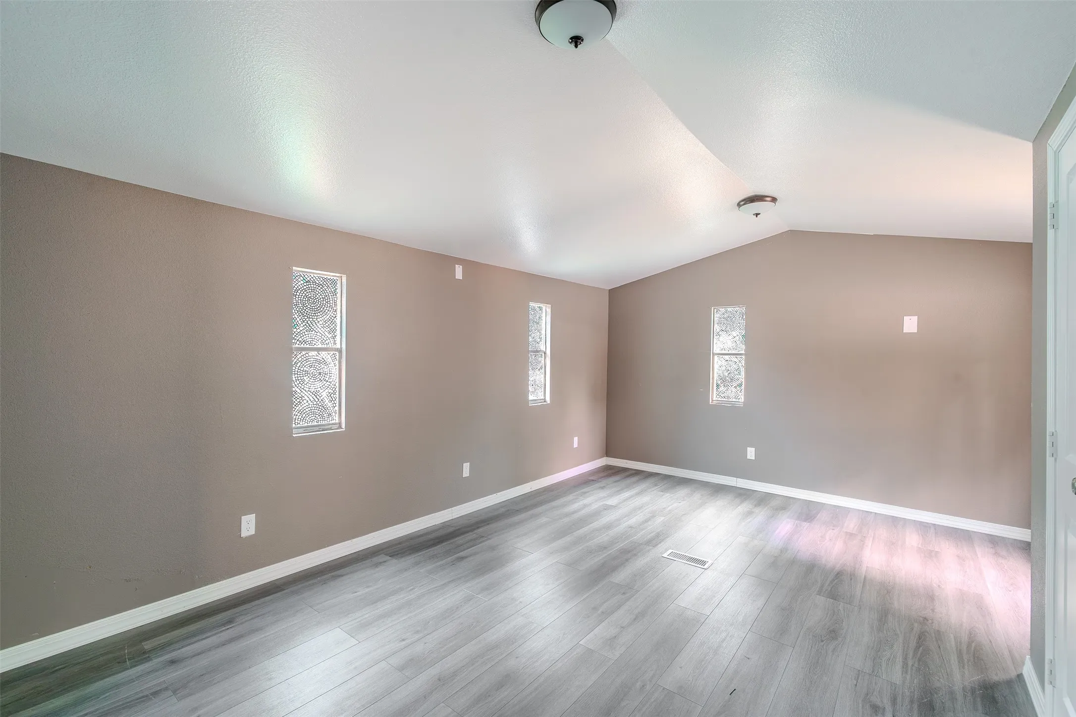 Mobile Home For Rent in Collin County , 5641 Kimber Lane, Frisco, Texas 75034, 2 Bedroom, 1 Bathroom, Garage spaces, 924 Sqft, built in 1980, mls#21387495, Real Estate Agent in Frisco, Homes For Rent in Collin county, Homes For Rent in Frisco, Realtor in Frisco Texas, Real Estate Brokerage Independent Realty Texas, Luminita Cordes Realtor