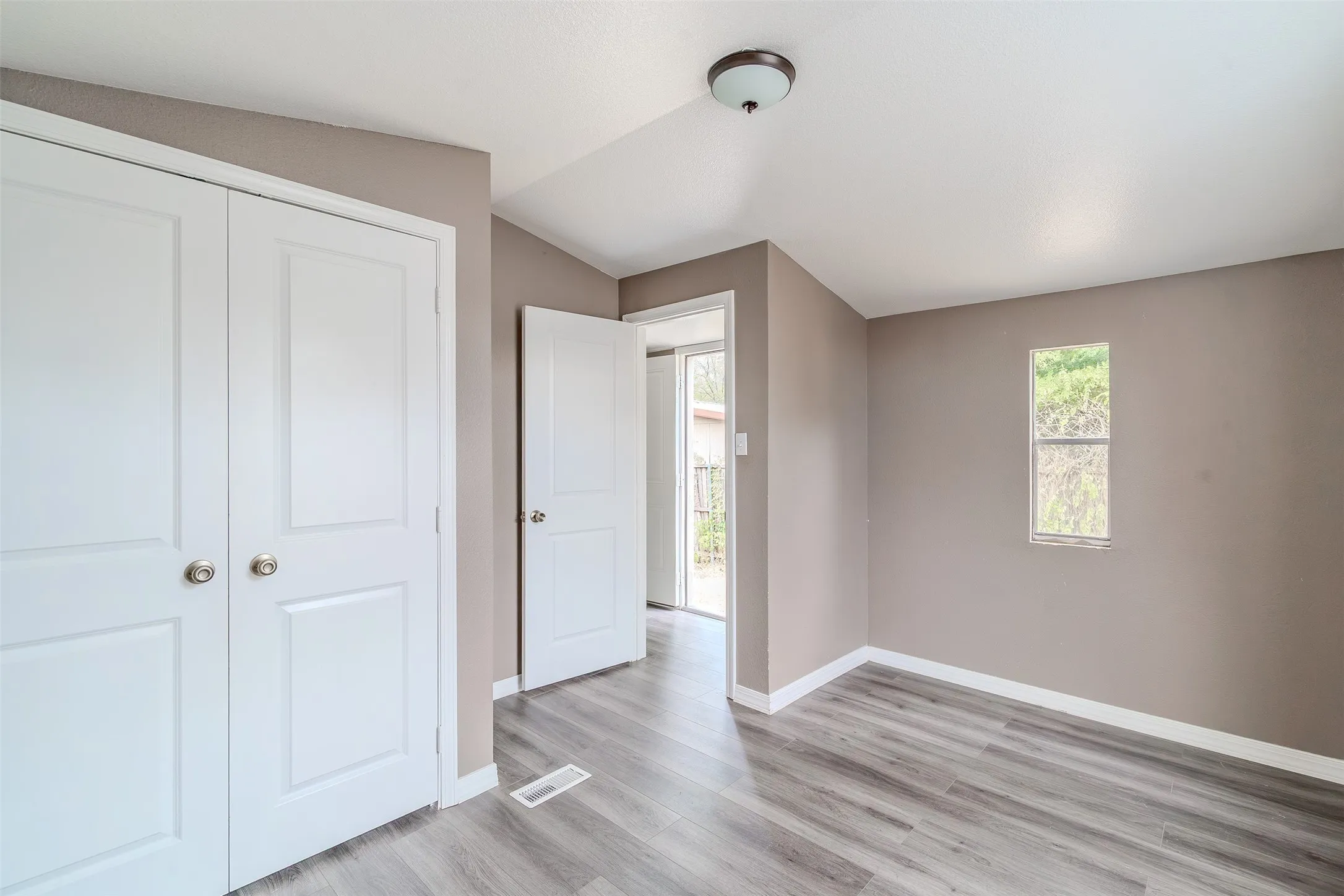 Mobile Home For Rent in Collin County , 5641 Kimber Lane, Frisco, Texas 75034, 2 Bedroom, 1 Bathroom, Garage spaces, 924 Sqft, built in 1980, mls#21387495, Real Estate Agent in Frisco, Homes For Rent in Collin county, Homes For Rent in Frisco, Realtor in Frisco Texas, Real Estate Brokerage Independent Realty Texas, Luminita Cordes Realtor