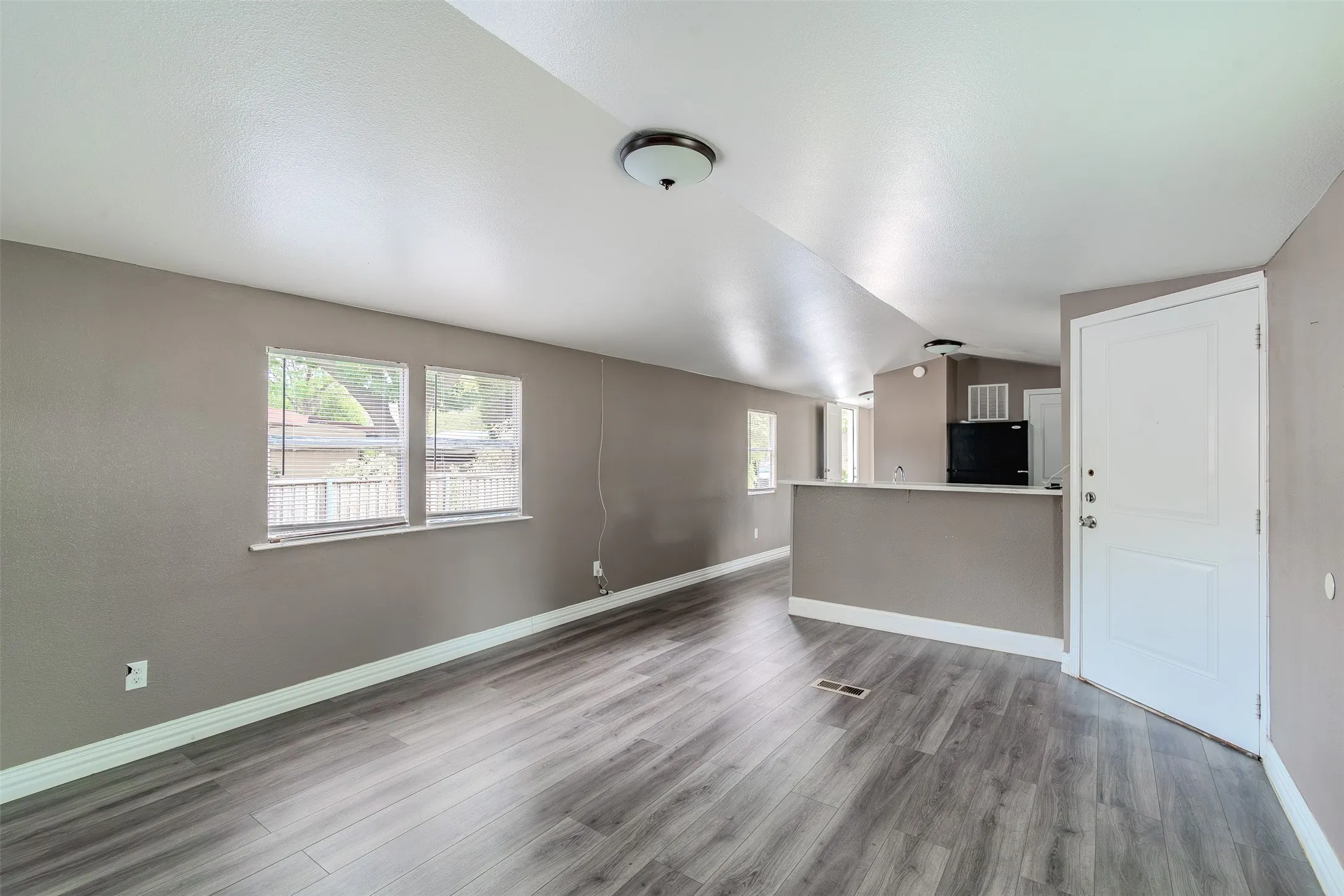 Mobile Home For Rent in Collin County , 5641 Kimber Lane, Frisco, Texas 75034, 2 Bedroom, 1 Bathroom, Garage spaces, 924 Sqft, built in 1980, mls#21387495, Real Estate Agent in Frisco, Homes For Rent in Collin county, Homes For Rent in Frisco, Realtor in Frisco Texas, Real Estate Brokerage Independent Realty Texas, Luminita Cordes Realtor