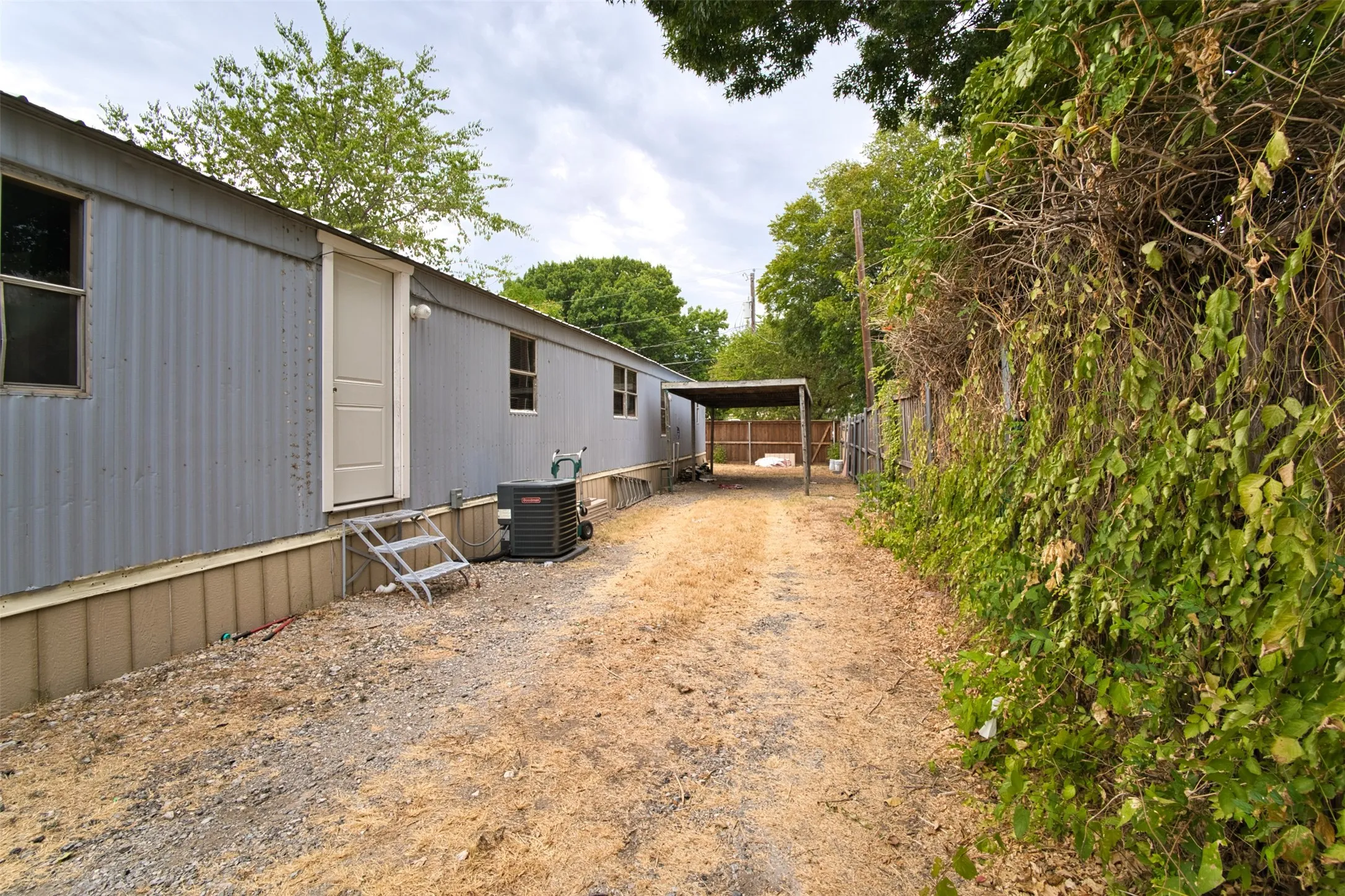 Mobile Home For Rent in Collin County , 5641 Kimber Lane, Frisco, Texas 75034, 2 Bedroom, 1 Bathroom, Garage spaces, 924 Sqft, built in 1980, mls#21387495, Real Estate Agent in Frisco, Homes For Rent in Collin county, Homes For Rent in Frisco, Realtor in Frisco Texas, Real Estate Brokerage Independent Realty Texas, Luminita Cordes Realtor