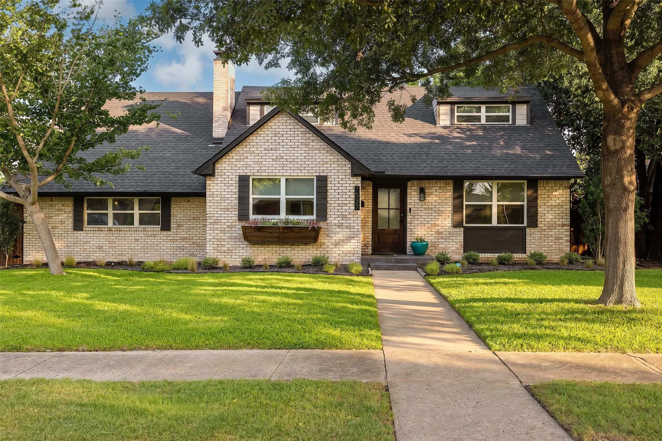 Single Family Residence For Sale in Dallas County , 1537 Mapleton Drive, Dallas, Texas 75228, 3 Bedroom, 3 Bathroom, 2 Garage spaces, 2,054 Sqft, built in 1961, mls#21383296, Real Estate Agent in Dallas, Homes For Sale in Dallas county, Homes For Sale in Dallas, Realtor in Dallas Texas, Real Estate Brokerage Independent Realty Texas, Luminita Cordes Realtor