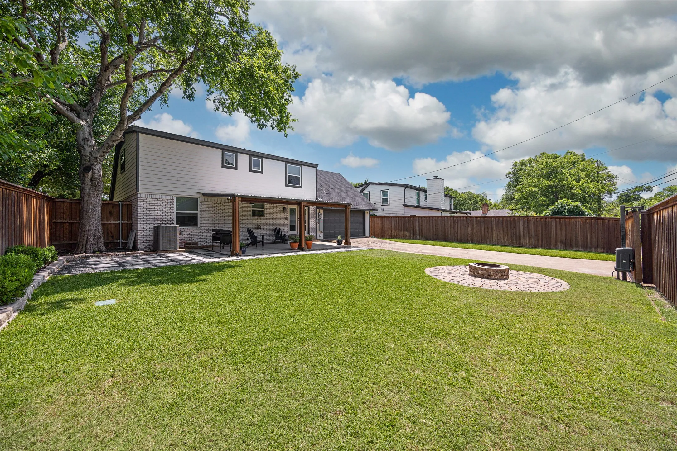 Single Family Residence For Sale in Dallas County , 1537 Mapleton Drive, Dallas, Texas 75228, 3 Bedroom, 3 Bathroom, 2 Garage spaces, 2,054 Sqft, built in 1961, mls#21383296, Real Estate Agent in Dallas, Homes For Sale in Dallas county, Homes For Sale in Dallas, Realtor in Dallas Texas, Real Estate Brokerage Independent Realty Texas, Luminita Cordes Realtor