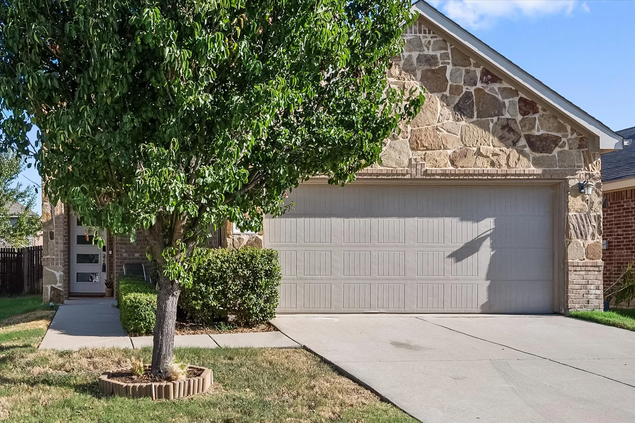 Single Family Residence For Sale in Denton County , 8825 Deadwood Lane, Aubrey, Texas 76227, 4 Bedroom, 3 Bathroom, 2 Garage spaces, 1,754 Sqft, built in 2016, mls#21386621, Real Estate Agent in Aubrey, Homes For Sale in Denton county, Homes For Sale in Aubrey, Realtor in Aubrey Texas, Real Estate Brokerage Independent Realty Texas, Luminita Cordes Realtor