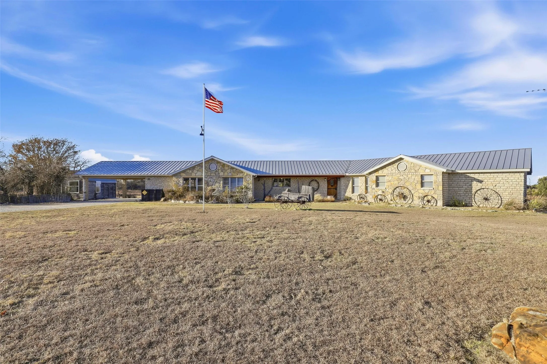 Single Family Residence For Sale in Erath County , 818 County Road 104, Bluff Dale, Texas 76433, 3 Bedroom, 4 Bathroom, 2 Garage spaces, 2,252 Sqft, built in 1999, mls#21387433, Real Estate Agent in Bluff Dale, Homes For Sale in Erath county, Homes For Sale in Bluff Dale, Realtor in Bluff Dale Texas, Real Estate Brokerage Independent Realty Texas, Luminita Cordes Realtor