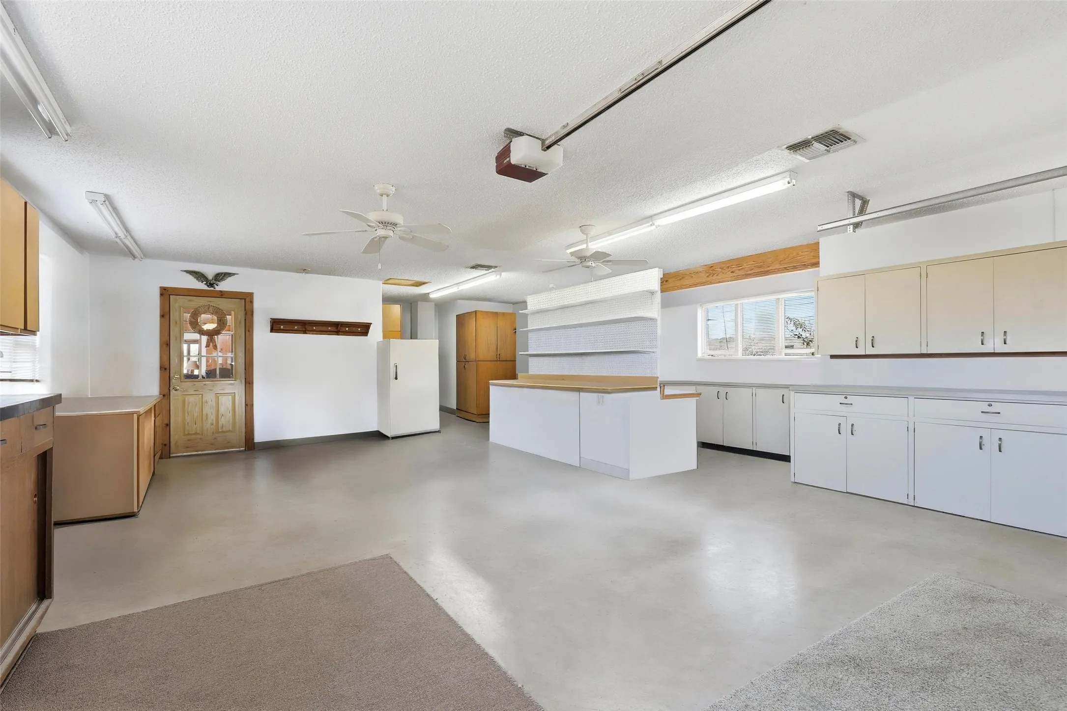 Single Family Residence For Sale in Erath County , 818 County Road 104, Bluff Dale, Texas 76433, 3 Bedroom, 4 Bathroom, 2 Garage spaces, 2,252 Sqft, built in 1999, mls#21387433, Real Estate Agent in Bluff Dale, Homes For Sale in Erath county, Homes For Sale in Bluff Dale, Realtor in Bluff Dale Texas, Real Estate Brokerage Independent Realty Texas, Luminita Cordes Realtor