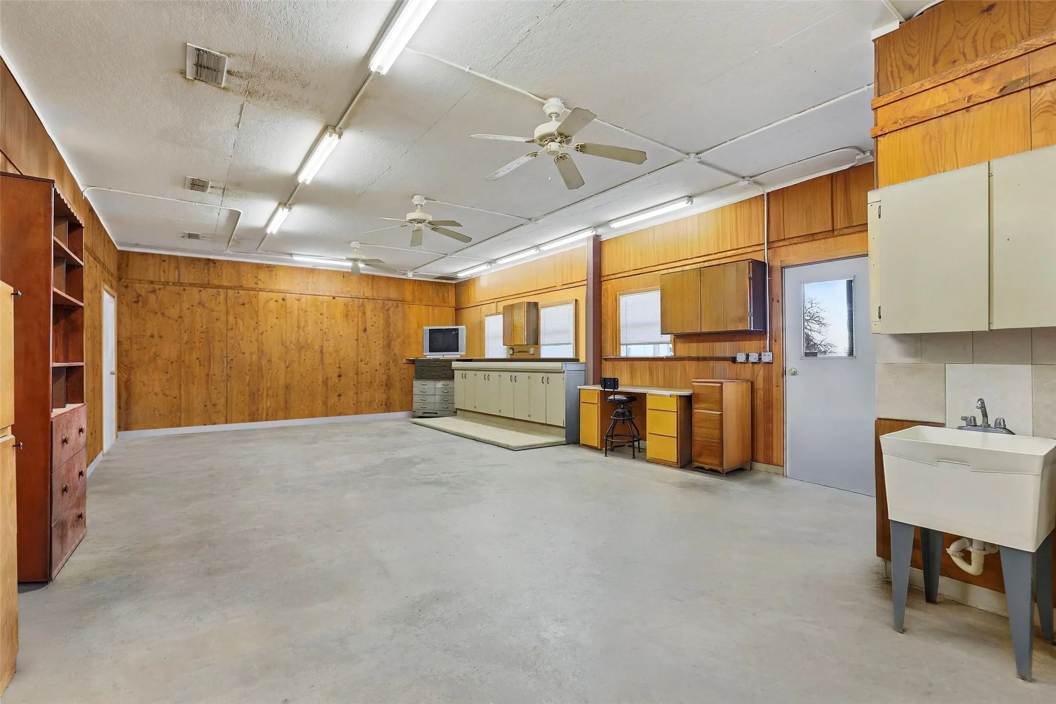 Single Family Residence For Sale in Erath County , 818 County Road 104, Bluff Dale, Texas 76433, 3 Bedroom, 4 Bathroom, 2 Garage spaces, 2,252 Sqft, built in 1999, mls#21387433, Real Estate Agent in Bluff Dale, Homes For Sale in Erath county, Homes For Sale in Bluff Dale, Realtor in Bluff Dale Texas, Real Estate Brokerage Independent Realty Texas, Luminita Cordes Realtor