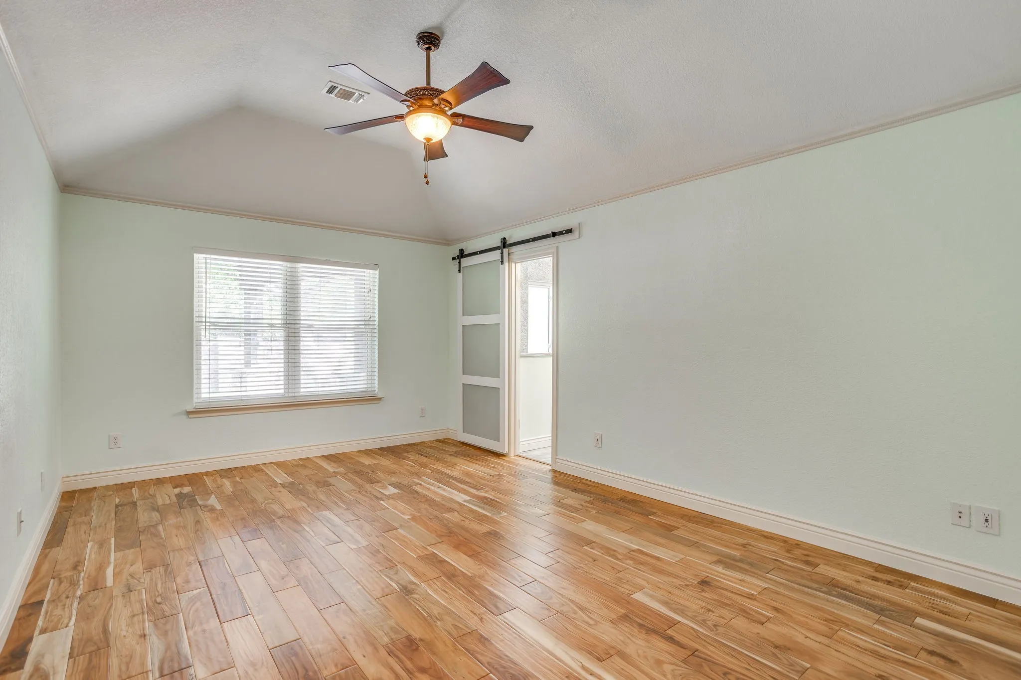 Single Family Residence For Rent in Tarrant County , 4409 New Meadow Drive, Mansfield, Texas 76063, 3 Bedroom, 2 Bathroom, 2 Garage spaces, 1,855 Sqft, built in 2002, mls#21382118, Real Estate Agent in Mansfield, Homes For Rent in Tarrant county, Homes For Rent in Mansfield, Realtor in Mansfield Texas, Real Estate Brokerage Independent Realty Texas, Luminita Cordes Realtor