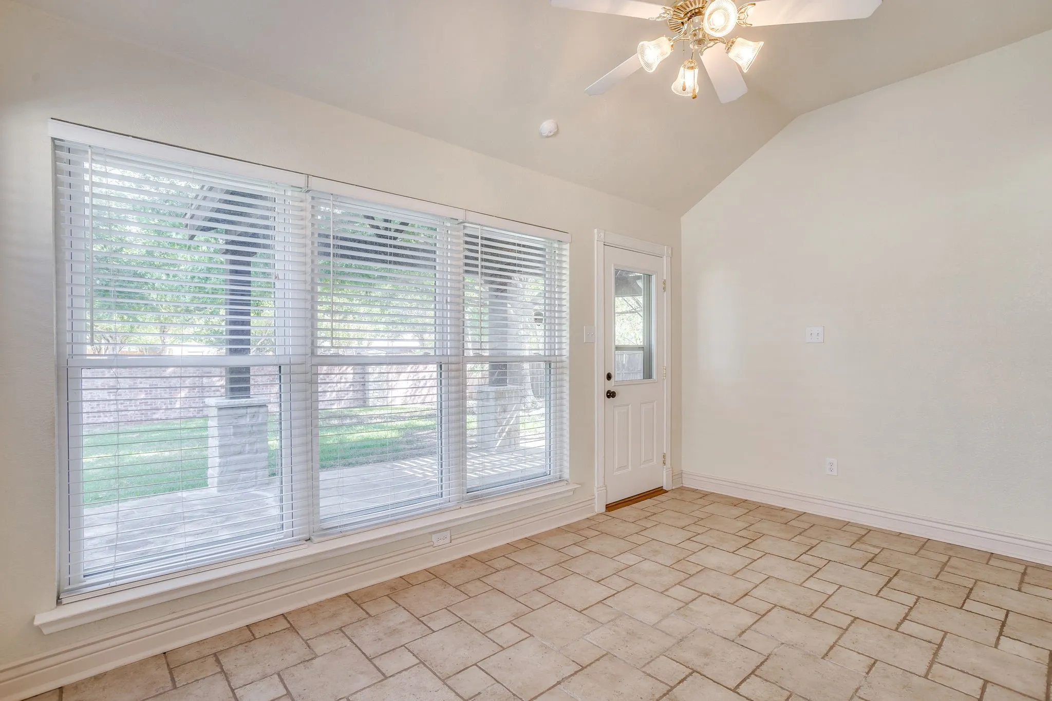 Single Family Residence For Rent in Tarrant County , 4409 New Meadow Drive, Mansfield, Texas 76063, 3 Bedroom, 2 Bathroom, 2 Garage spaces, 1,855 Sqft, built in 2002, mls#21382118, Real Estate Agent in Mansfield, Homes For Rent in Tarrant county, Homes For Rent in Mansfield, Realtor in Mansfield Texas, Real Estate Brokerage Independent Realty Texas, Luminita Cordes Realtor