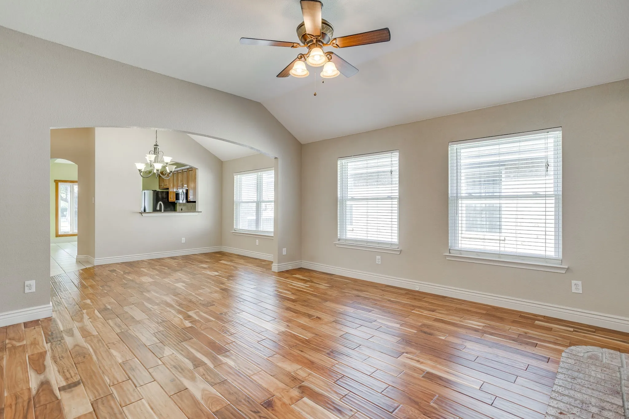 Single Family Residence For Rent in Tarrant County , 4409 New Meadow Drive, Mansfield, Texas 76063, 3 Bedroom, 2 Bathroom, 2 Garage spaces, 1,855 Sqft, built in 2002, mls#21382118, Real Estate Agent in Mansfield, Homes For Rent in Tarrant county, Homes For Rent in Mansfield, Realtor in Mansfield Texas, Real Estate Brokerage Independent Realty Texas, Luminita Cordes Realtor