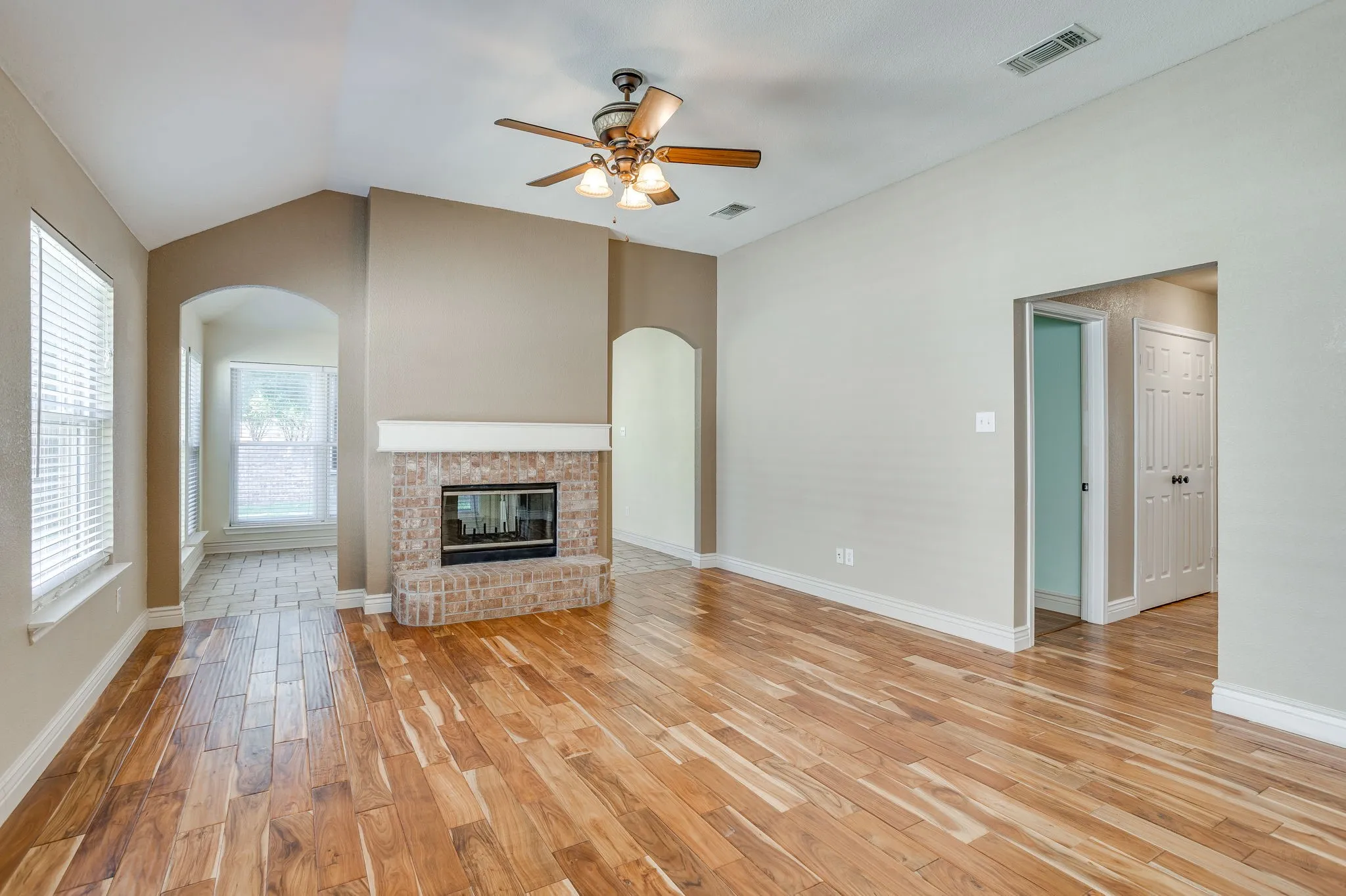 Single Family Residence For Rent in Tarrant County , 4409 New Meadow Drive, Mansfield, Texas 76063, 3 Bedroom, 2 Bathroom, 2 Garage spaces, 1,855 Sqft, built in 2002, mls#21382118, Real Estate Agent in Mansfield, Homes For Rent in Tarrant county, Homes For Rent in Mansfield, Realtor in Mansfield Texas, Real Estate Brokerage Independent Realty Texas, Luminita Cordes Realtor