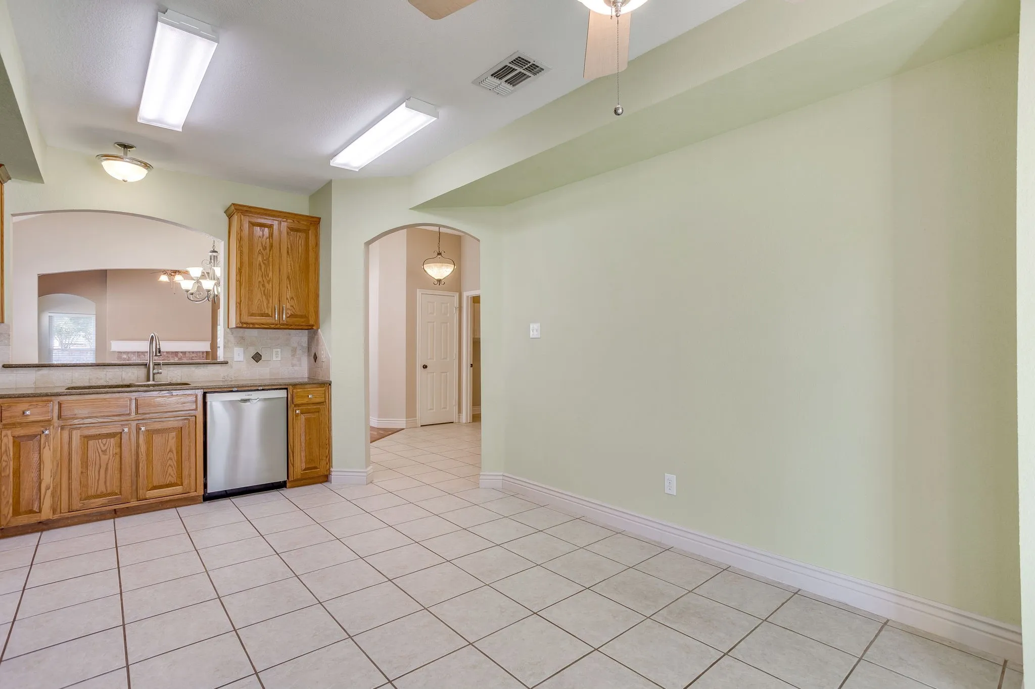 Single Family Residence For Rent in Tarrant County , 4409 New Meadow Drive, Mansfield, Texas 76063, 3 Bedroom, 2 Bathroom, 2 Garage spaces, 1,855 Sqft, built in 2002, mls#21382118, Real Estate Agent in Mansfield, Homes For Rent in Tarrant county, Homes For Rent in Mansfield, Realtor in Mansfield Texas, Real Estate Brokerage Independent Realty Texas, Luminita Cordes Realtor