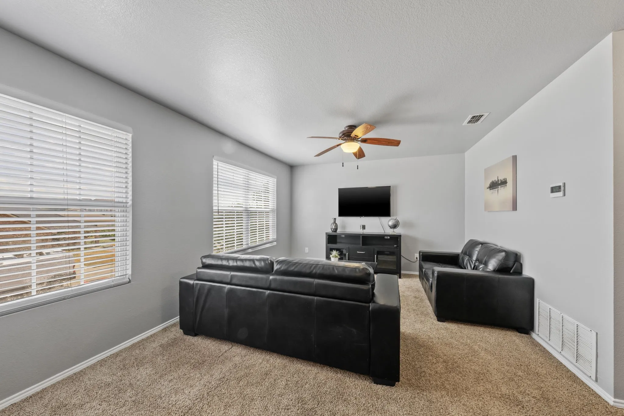 Single Family Residence For Sale in Ellis County , 207 Equestrian Drive, Waxahachie, Texas 75165, 3 Bedroom, 3 Bathroom, 2 Garage spaces, 2,647 Sqft, built in 2013, mls#21387119, Real Estate Agent in Waxahachie, Homes For Sale in Ellis county, Homes For Sale in Waxahachie, Realtor in Waxahachie Texas, Real Estate Brokerage Independent Realty Texas, Luminita Cordes Realtor