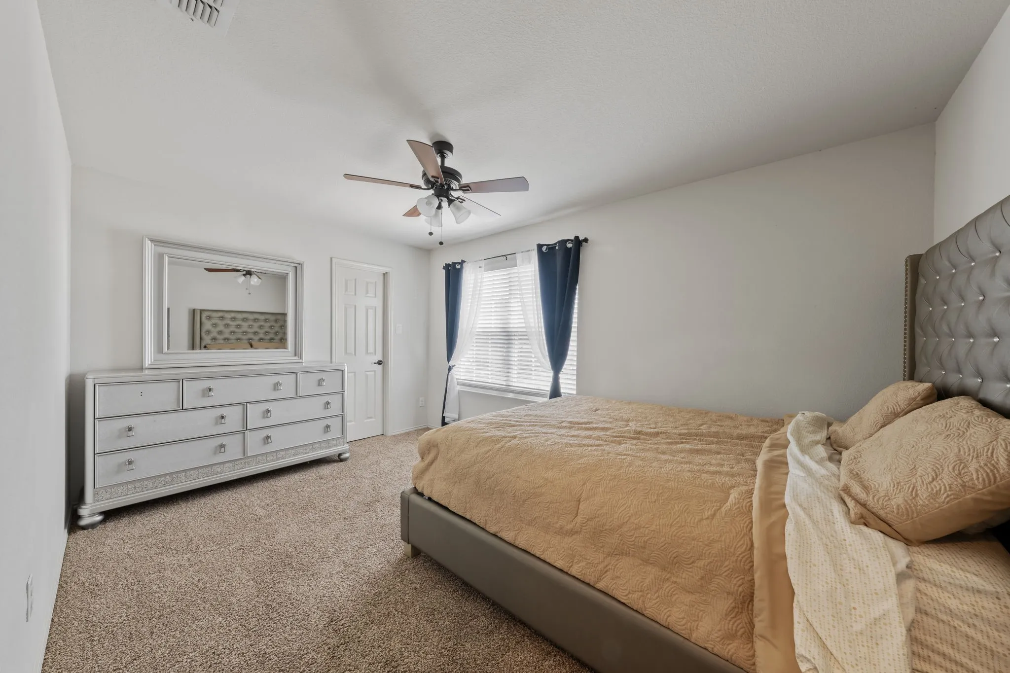 Single Family Residence For Sale in Ellis County , 207 Equestrian Drive, Waxahachie, Texas 75165, 3 Bedroom, 3 Bathroom, 2 Garage spaces, 2,647 Sqft, built in 2013, mls#21387119, Real Estate Agent in Waxahachie, Homes For Sale in Ellis county, Homes For Sale in Waxahachie, Realtor in Waxahachie Texas, Real Estate Brokerage Independent Realty Texas, Luminita Cordes Realtor
