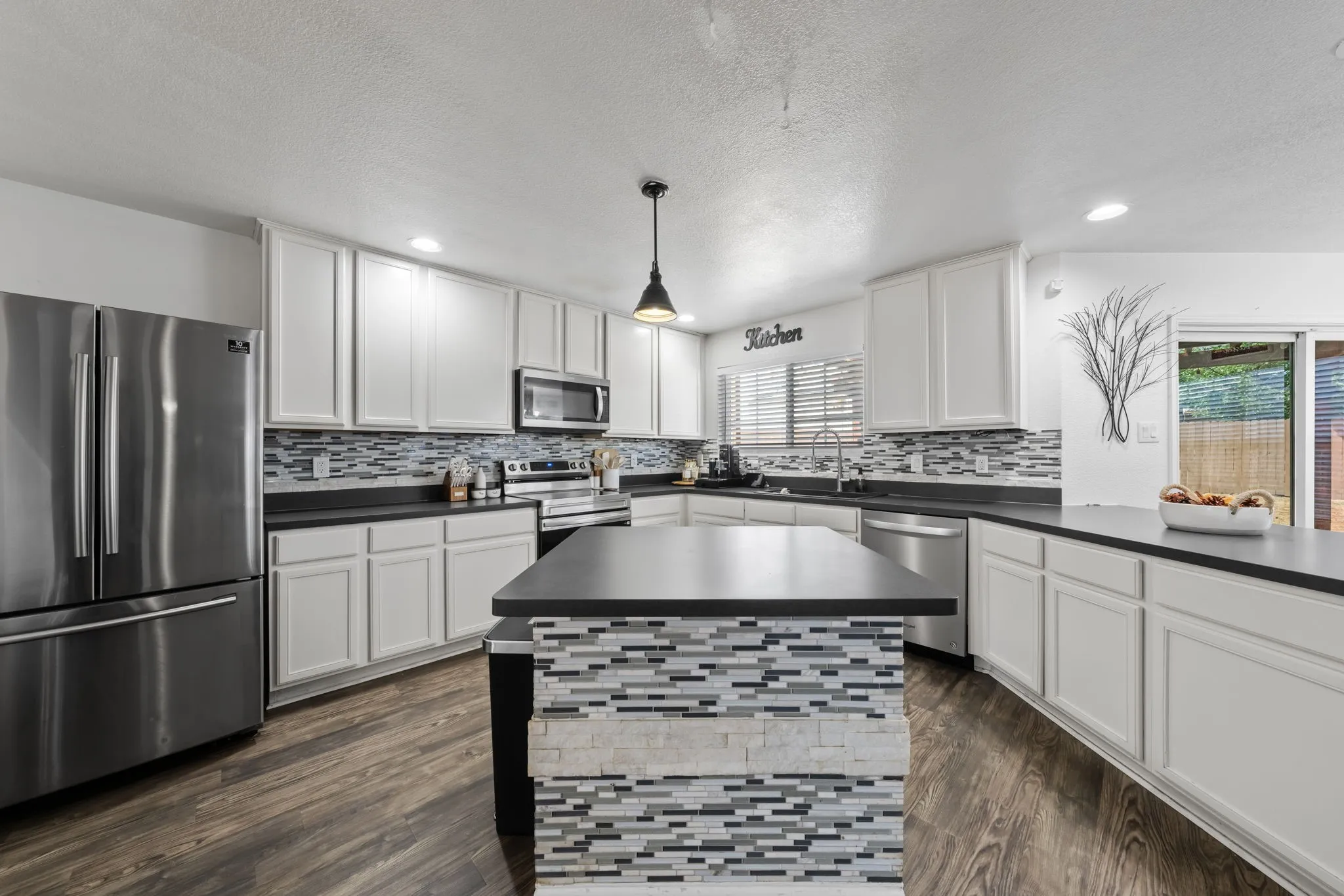 Single Family Residence For Sale in Ellis County , 207 Equestrian Drive, Waxahachie, Texas 75165, 3 Bedroom, 3 Bathroom, 2 Garage spaces, 2,647 Sqft, built in 2013, mls#21387119, Real Estate Agent in Waxahachie, Homes For Sale in Ellis county, Homes For Sale in Waxahachie, Realtor in Waxahachie Texas, Real Estate Brokerage Independent Realty Texas, Luminita Cordes Realtor