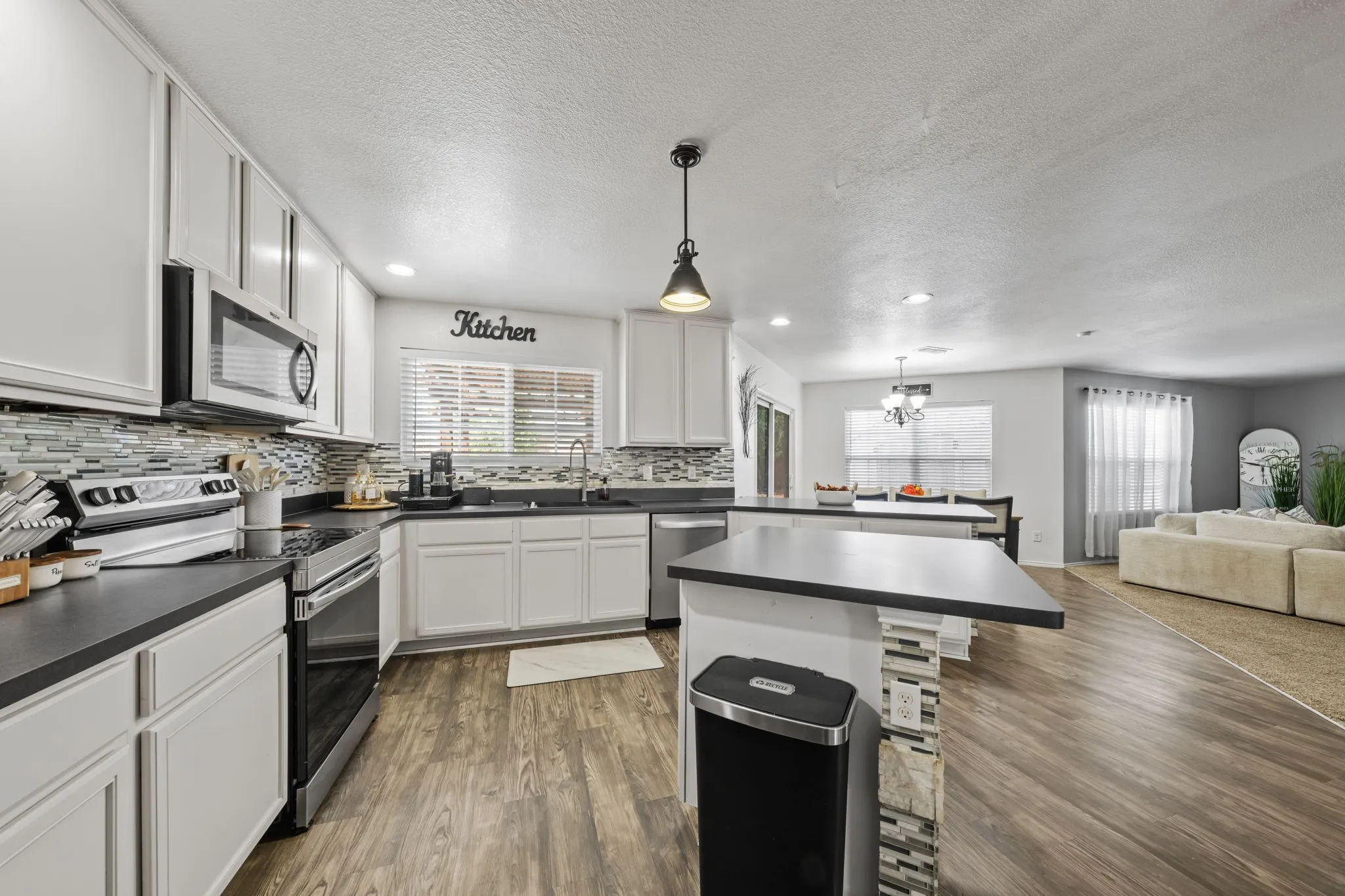 Single Family Residence For Sale in Ellis County , 207 Equestrian Drive, Waxahachie, Texas 75165, 3 Bedroom, 3 Bathroom, 2 Garage spaces, 2,647 Sqft, built in 2013, mls#21387119, Real Estate Agent in Waxahachie, Homes For Sale in Ellis county, Homes For Sale in Waxahachie, Realtor in Waxahachie Texas, Real Estate Brokerage Independent Realty Texas, Luminita Cordes Realtor