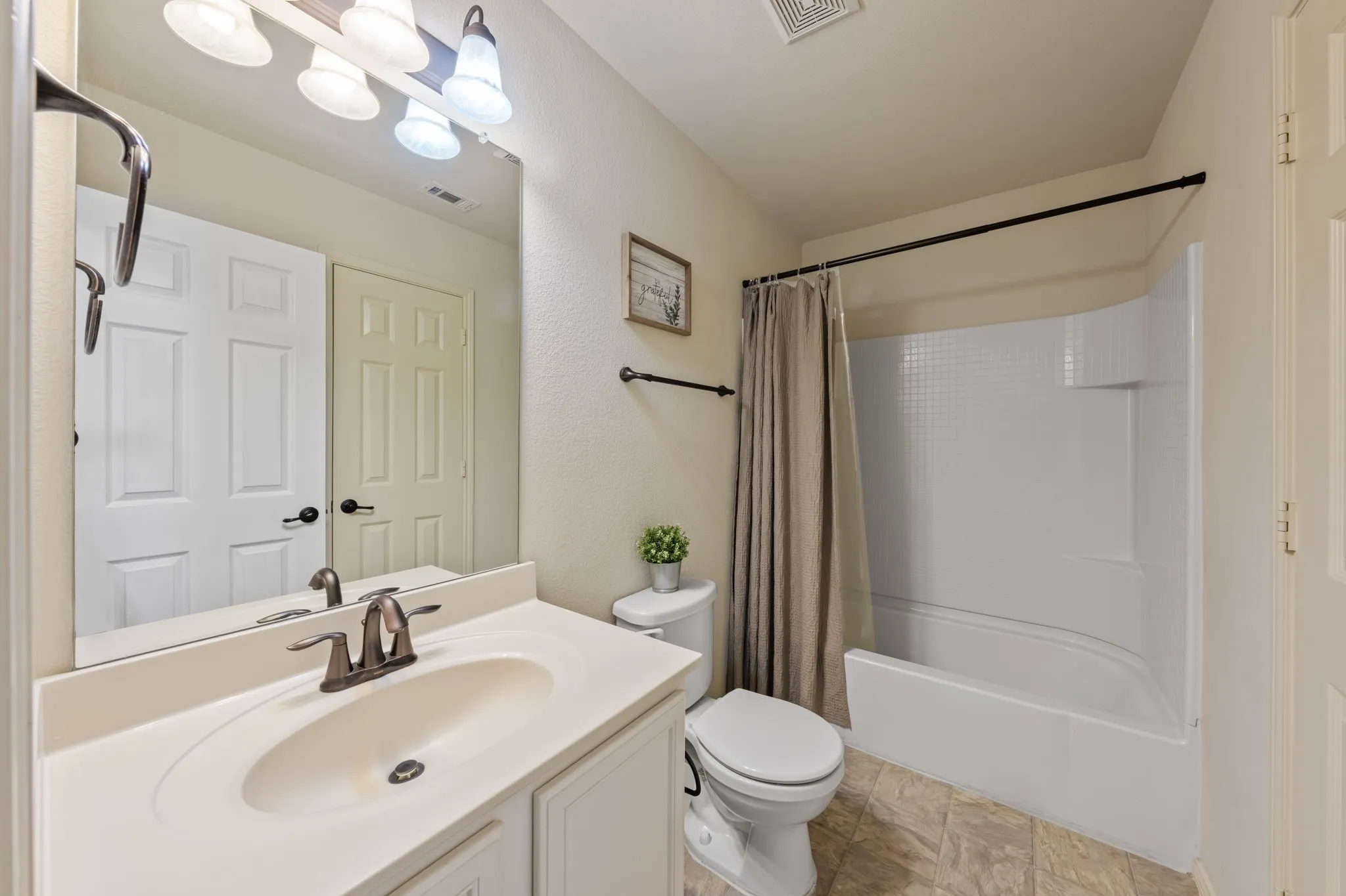 Single Family Residence For Sale in Ellis County , 207 Equestrian Drive, Waxahachie, Texas 75165, 3 Bedroom, 3 Bathroom, 2 Garage spaces, 2,647 Sqft, built in 2013, mls#21387119, Real Estate Agent in Waxahachie, Homes For Sale in Ellis county, Homes For Sale in Waxahachie, Realtor in Waxahachie Texas, Real Estate Brokerage Independent Realty Texas, Luminita Cordes Realtor