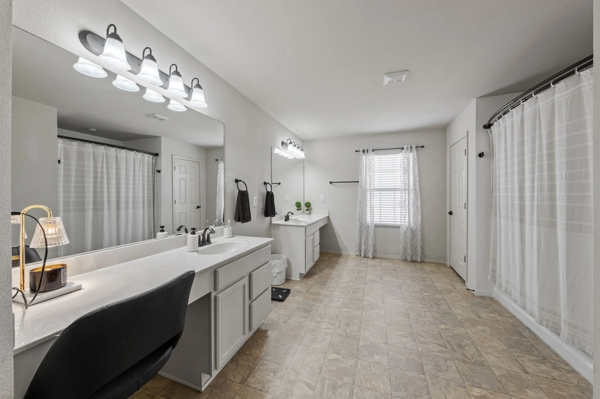 Single Family Residence For Sale in Ellis County , 207 Equestrian Drive, Waxahachie, Texas 75165, 3 Bedroom, 3 Bathroom, 2 Garage spaces, 2,647 Sqft, built in 2013, mls#21387119, Real Estate Agent in Waxahachie, Homes For Sale in Ellis county, Homes For Sale in Waxahachie, Realtor in Waxahachie Texas, Real Estate Brokerage Independent Realty Texas, Luminita Cordes Realtor
