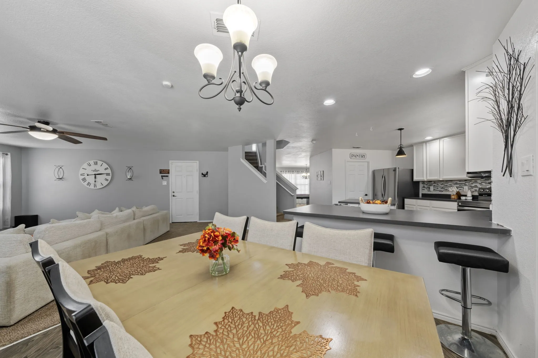Single Family Residence For Sale in Ellis County , 207 Equestrian Drive, Waxahachie, Texas 75165, 3 Bedroom, 3 Bathroom, 2 Garage spaces, 2,647 Sqft, built in 2013, mls#21387119, Real Estate Agent in Waxahachie, Homes For Sale in Ellis county, Homes For Sale in Waxahachie, Realtor in Waxahachie Texas, Real Estate Brokerage Independent Realty Texas, Luminita Cordes Realtor