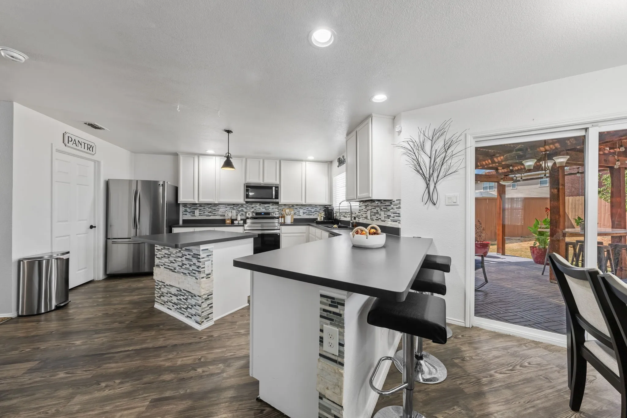 Single Family Residence For Sale in Ellis County , 207 Equestrian Drive, Waxahachie, Texas 75165, 3 Bedroom, 3 Bathroom, 2 Garage spaces, 2,647 Sqft, built in 2013, mls#21387119, Real Estate Agent in Waxahachie, Homes For Sale in Ellis county, Homes For Sale in Waxahachie, Realtor in Waxahachie Texas, Real Estate Brokerage Independent Realty Texas, Luminita Cordes Realtor